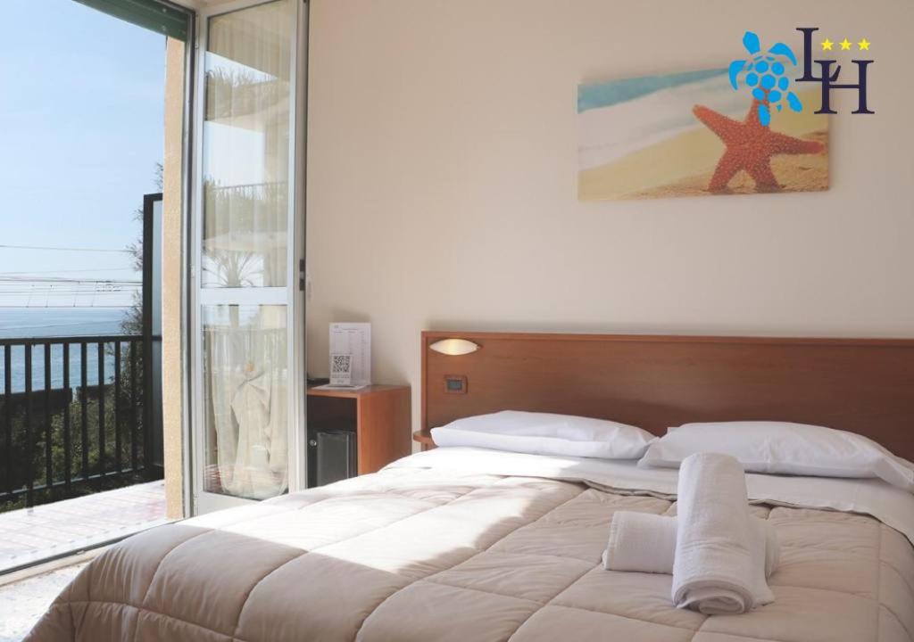 Double or Twin Room with Balcony and Sea View photo 1