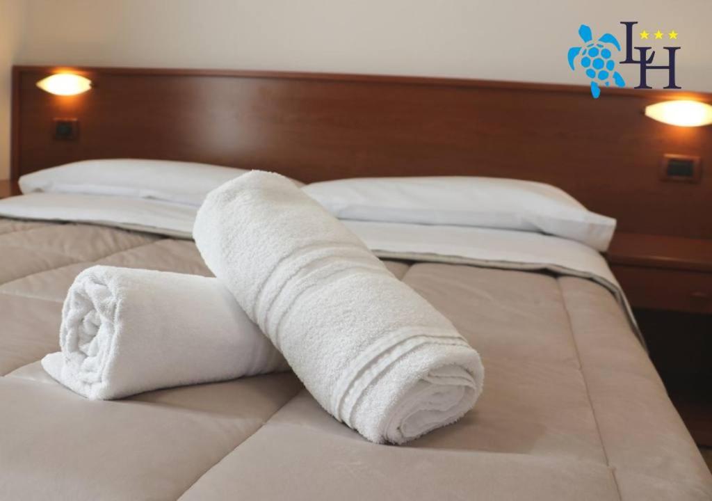 Double or Twin Room with Balcony and Sea View photo 3