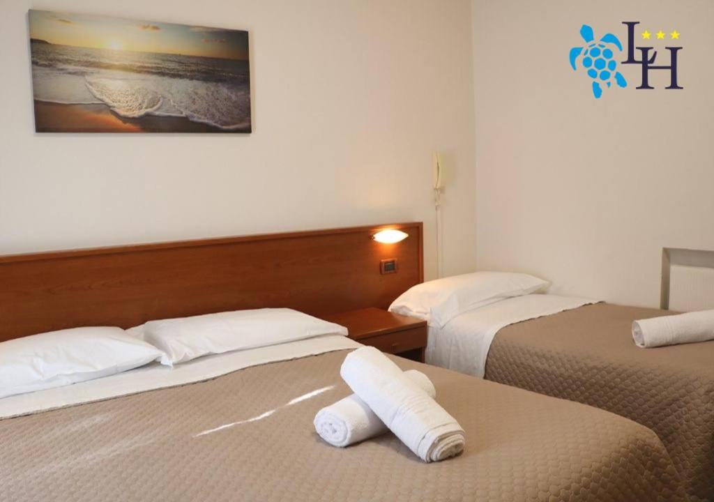 Triple Room with Balcony and Sea View photo 3