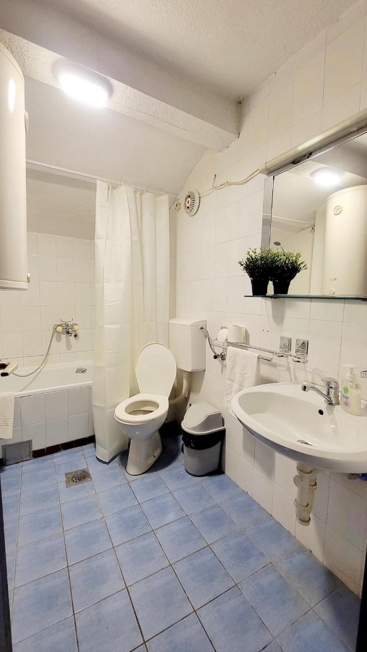 Studio Apartment with Balcony photo 3