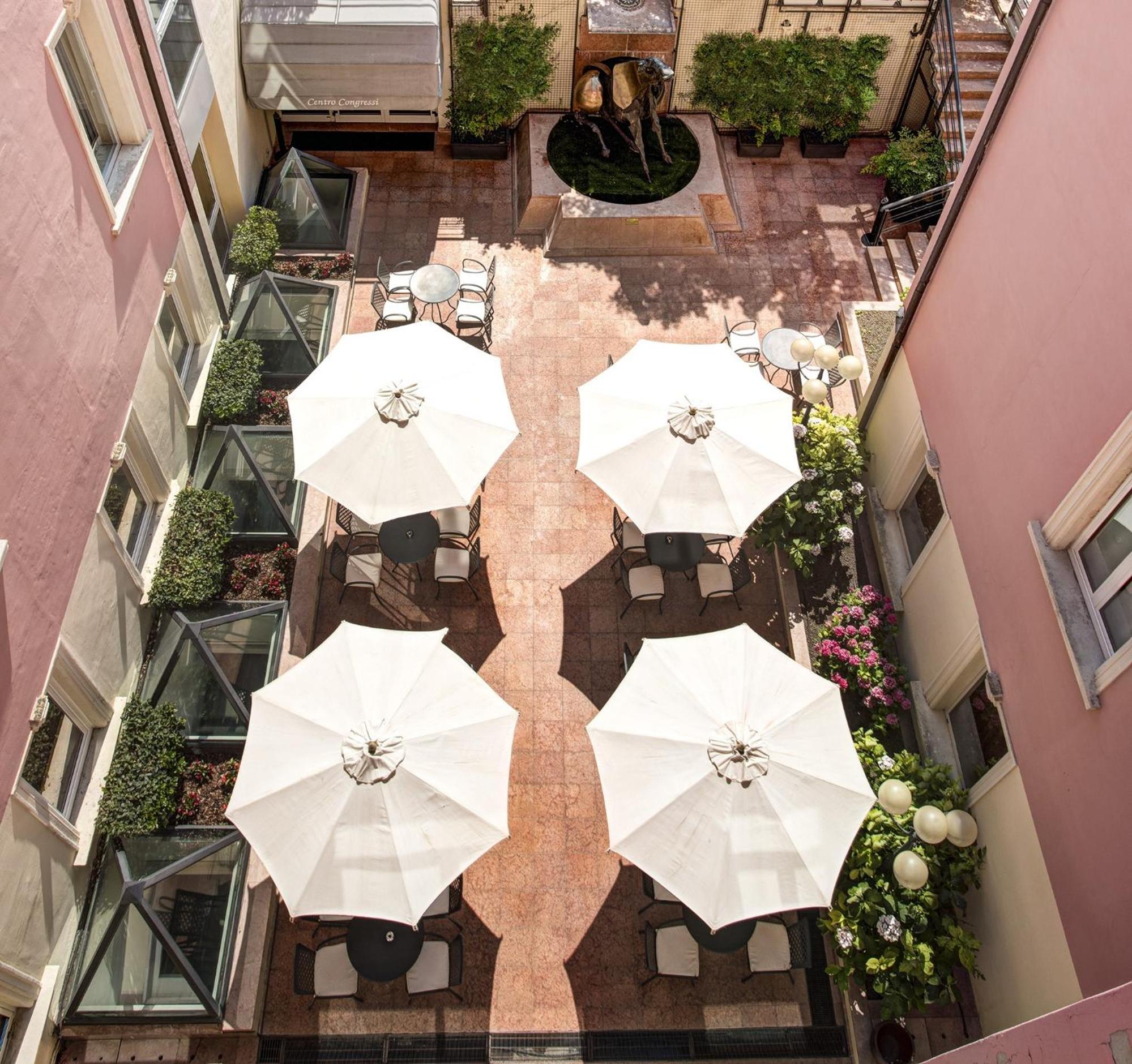 Standard King Room with Courtyard View
