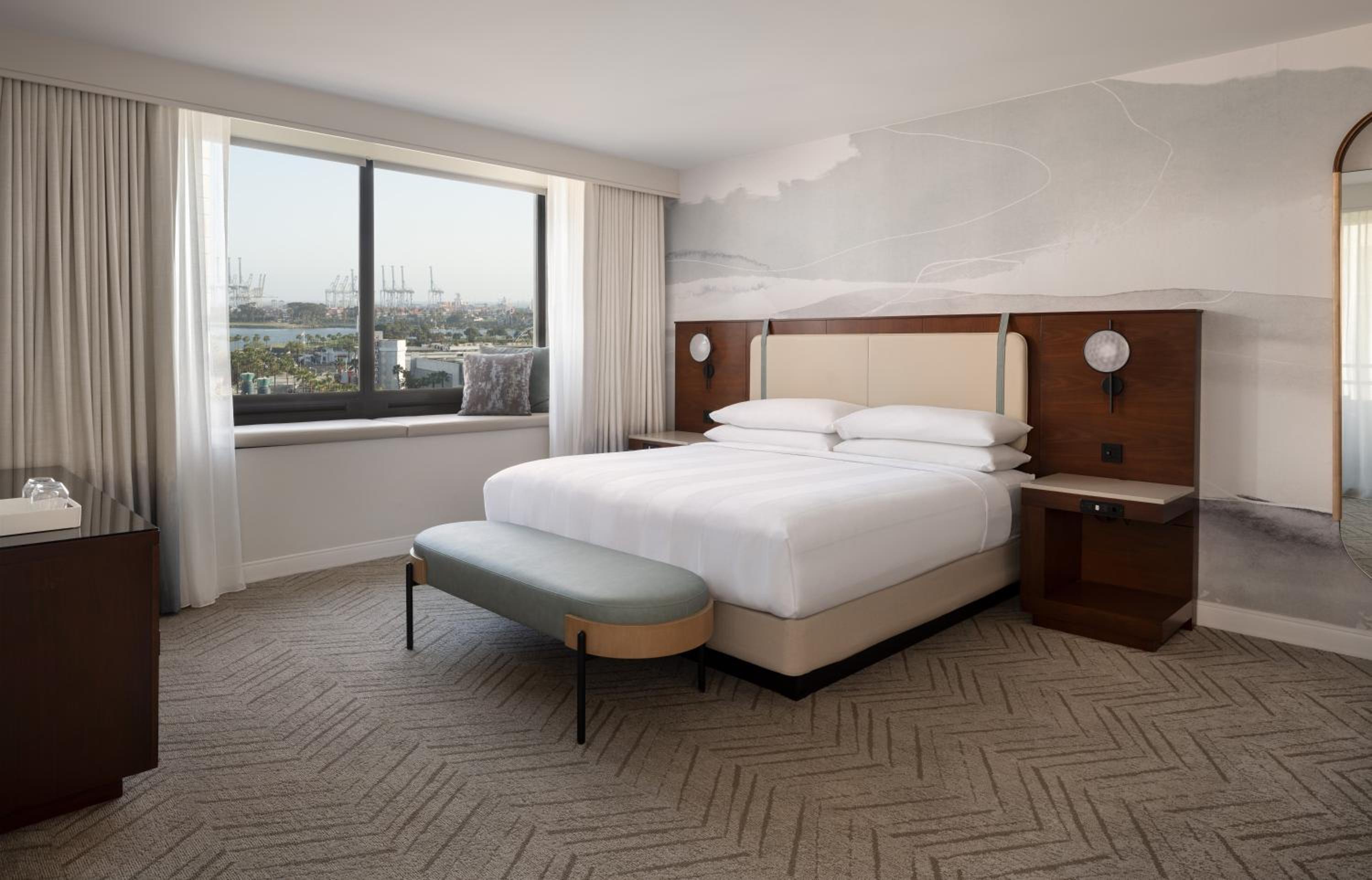 Guest room, 1 King, Harbor view, Corner room, Balcony - Photo 1