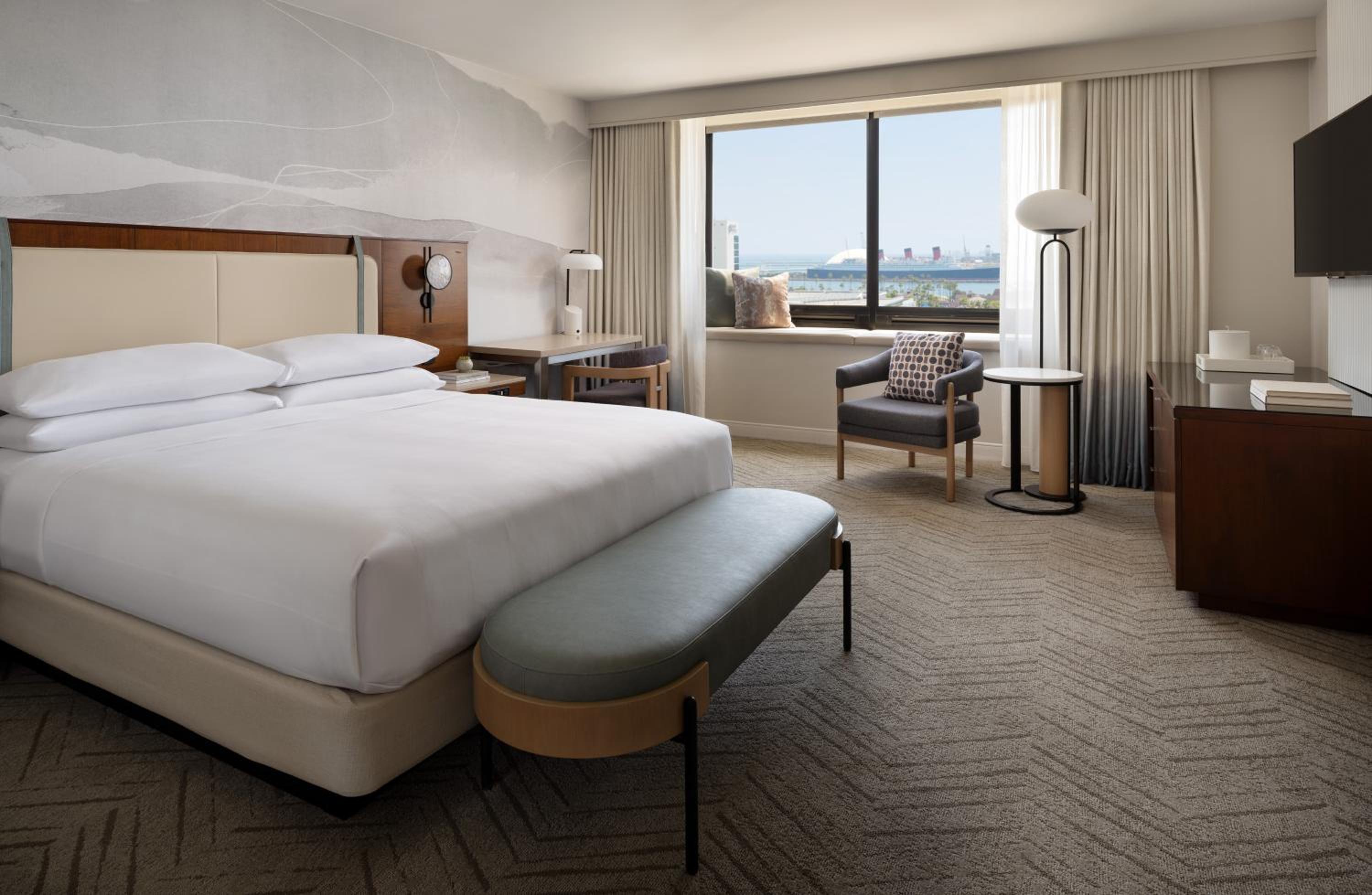 Guest room, 1 King, Harbor view, Corner room, Balcony - Photo 2