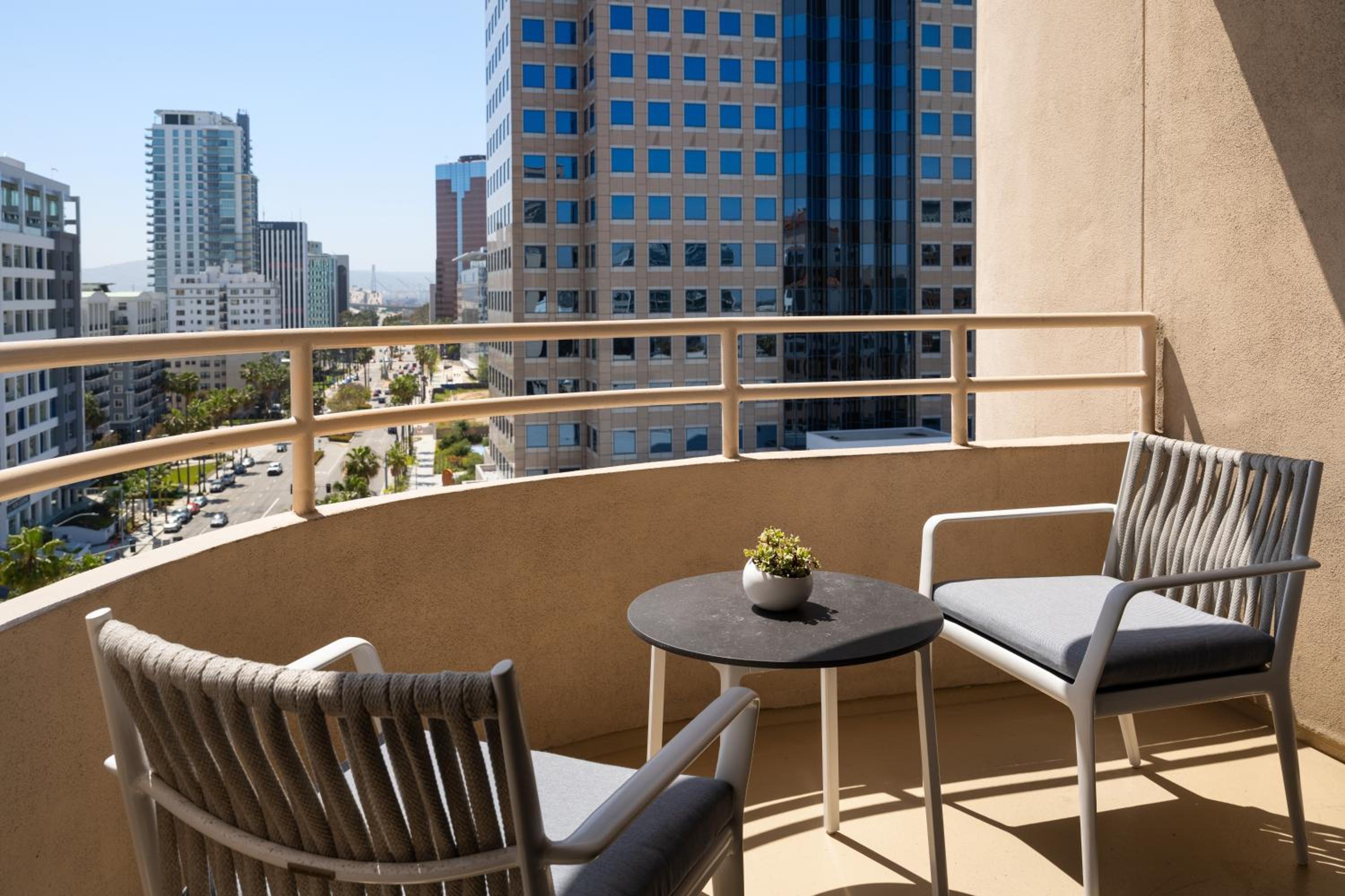 Guest room, 1 King, Harbor view, Corner room, Balcony - Photo 7