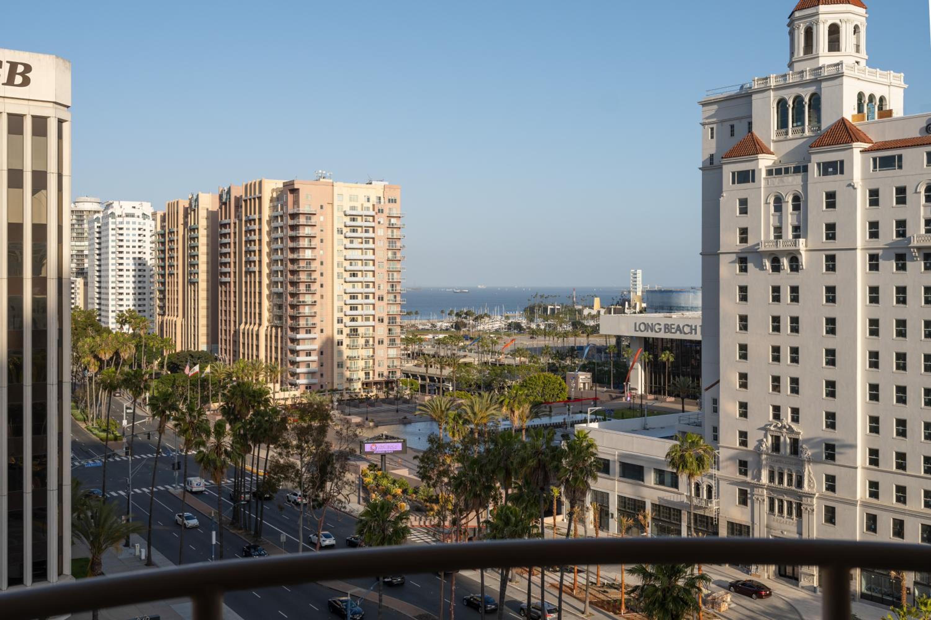 Guest room, 1 King, Harbor view, Corner room, Balcony - Photo 6