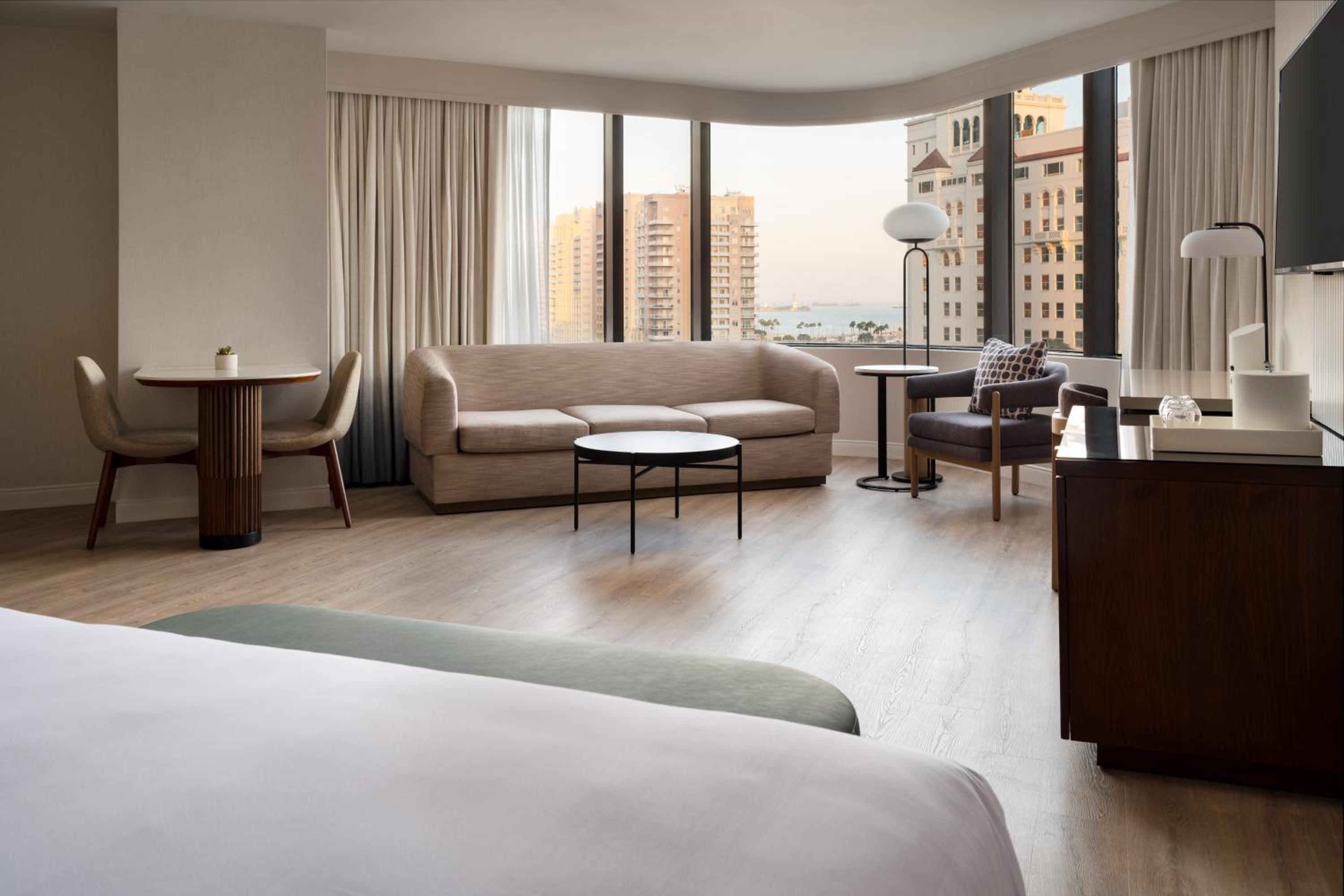 Junior Suite, 1 King, Harbor view, Corner room