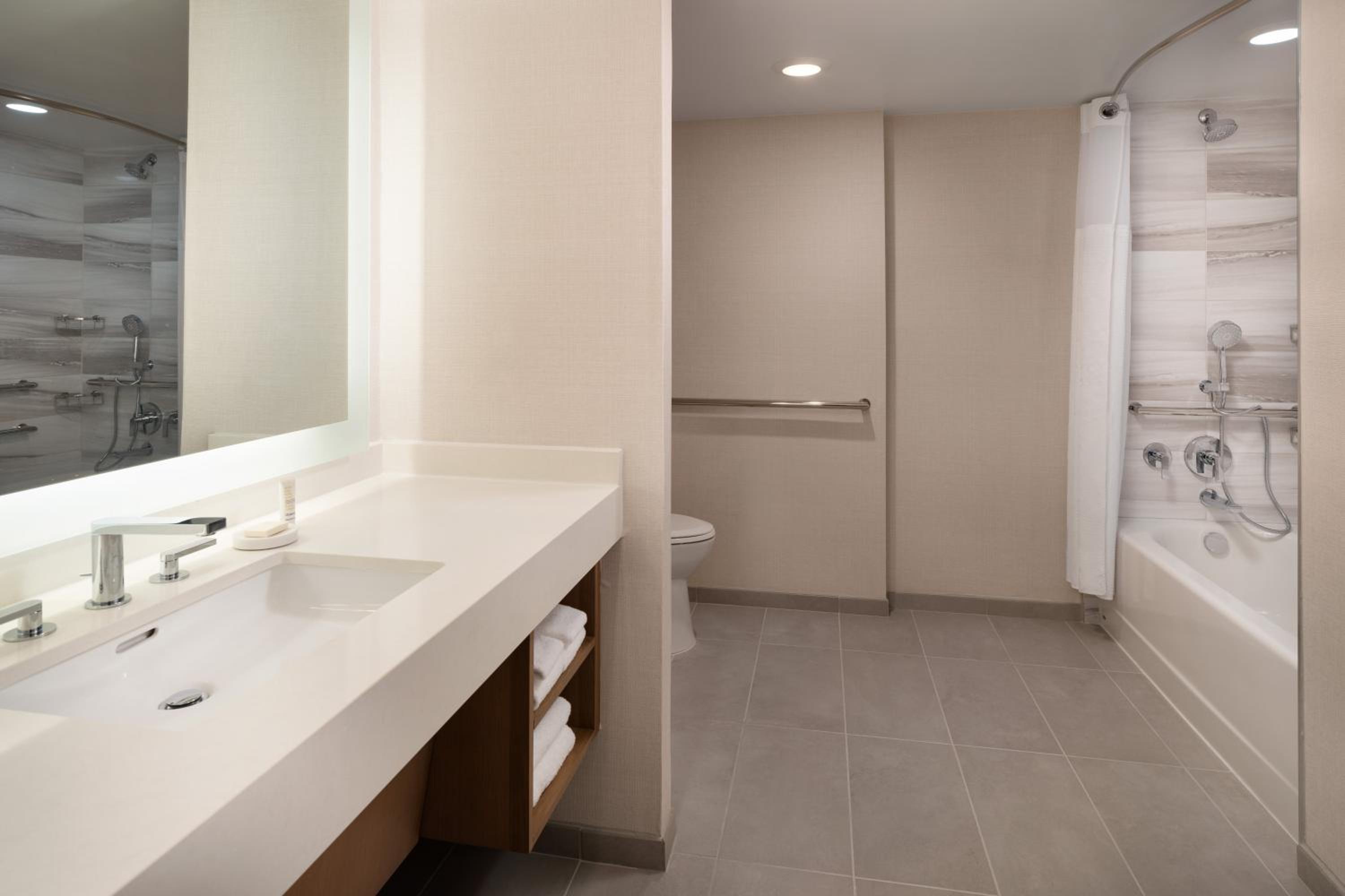King Room with Tub - Mobility/Hearing Accessible photo 2