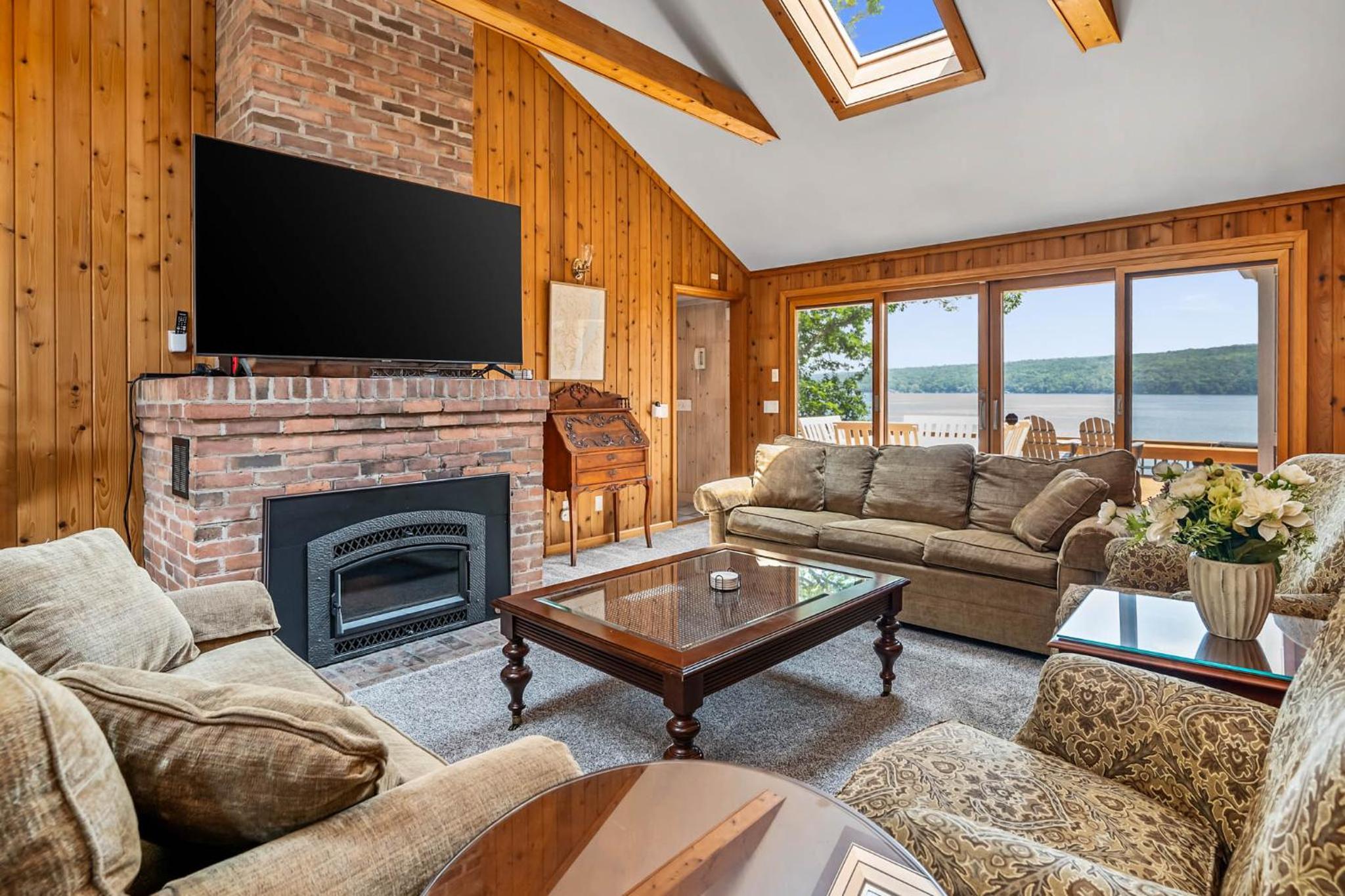 Six-Bedroom House photo 1