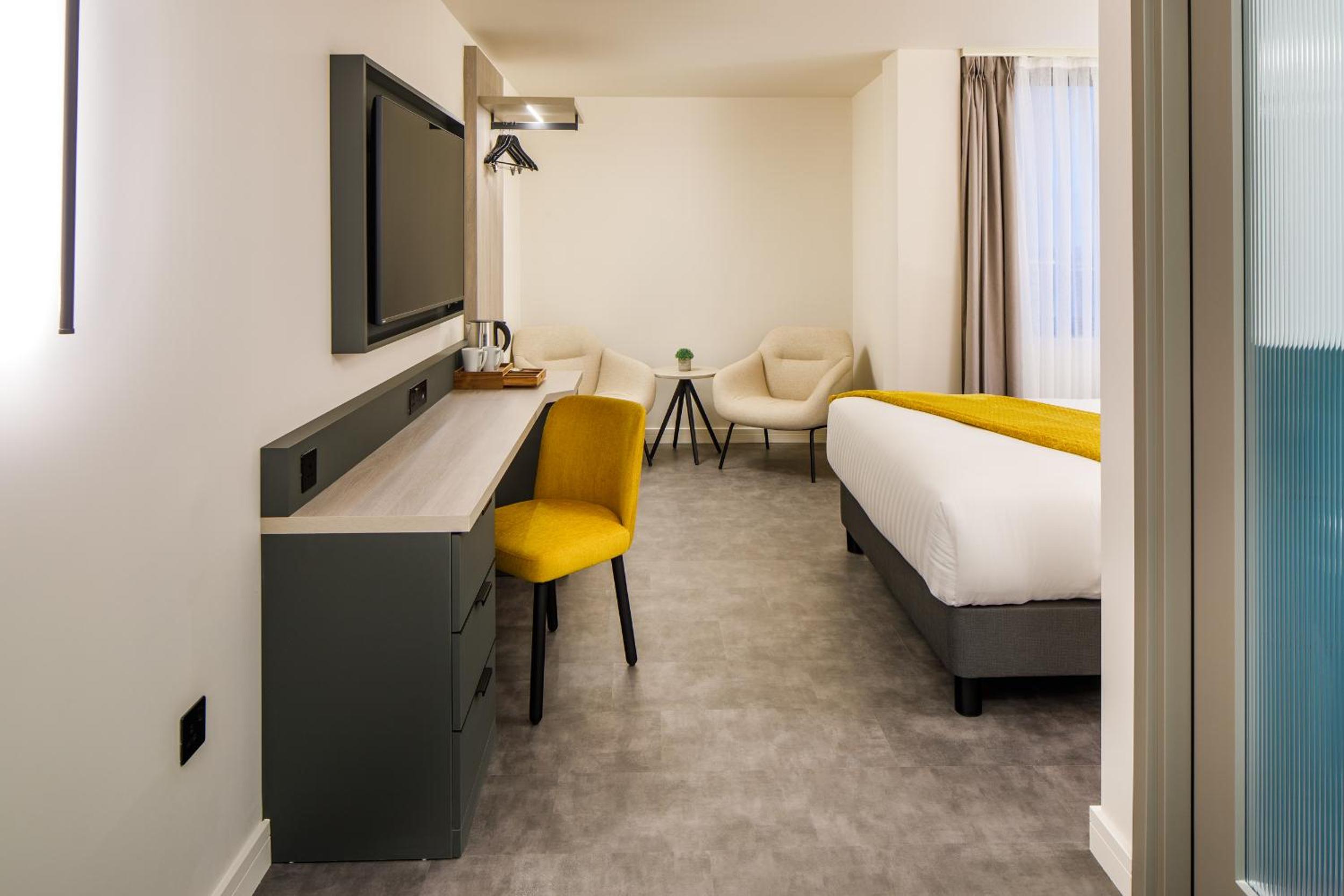 Deluxe King Room - Photo 2