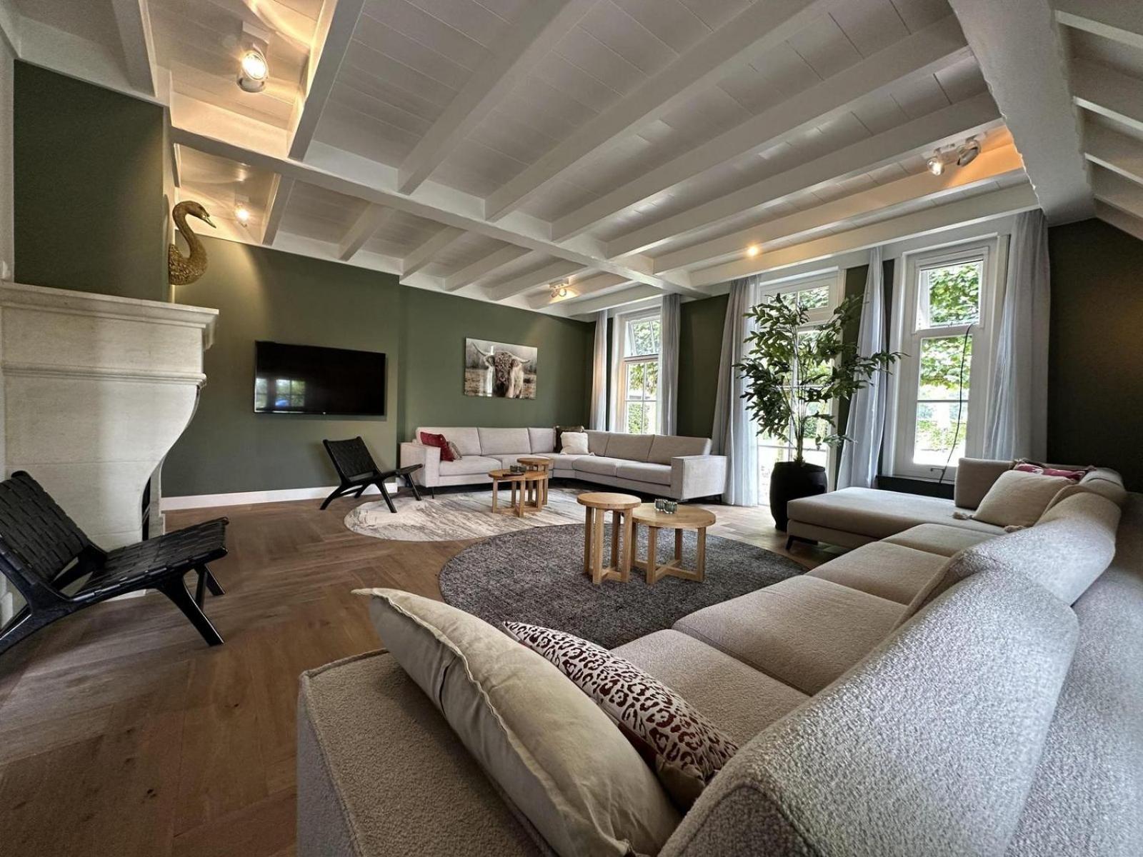 Eight-Bedroom House photo 1
