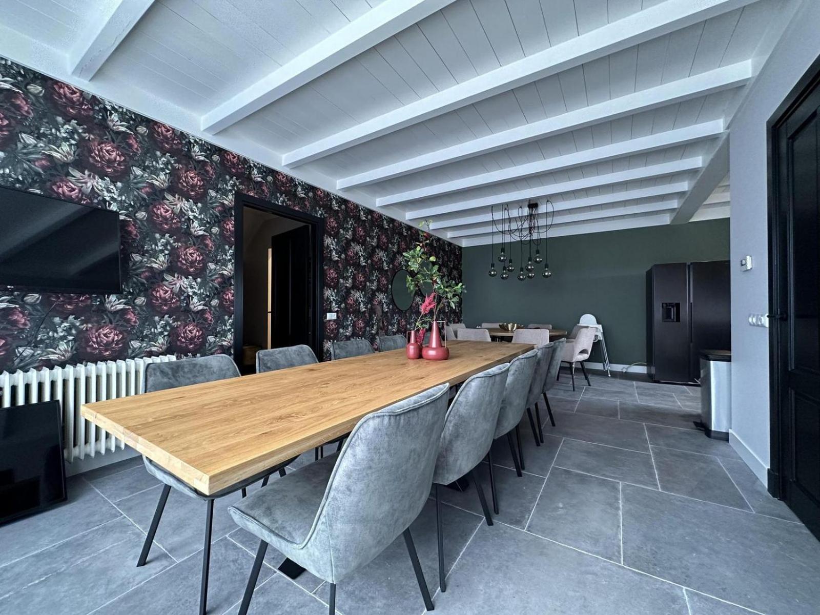 Eight-Bedroom House photo 2
