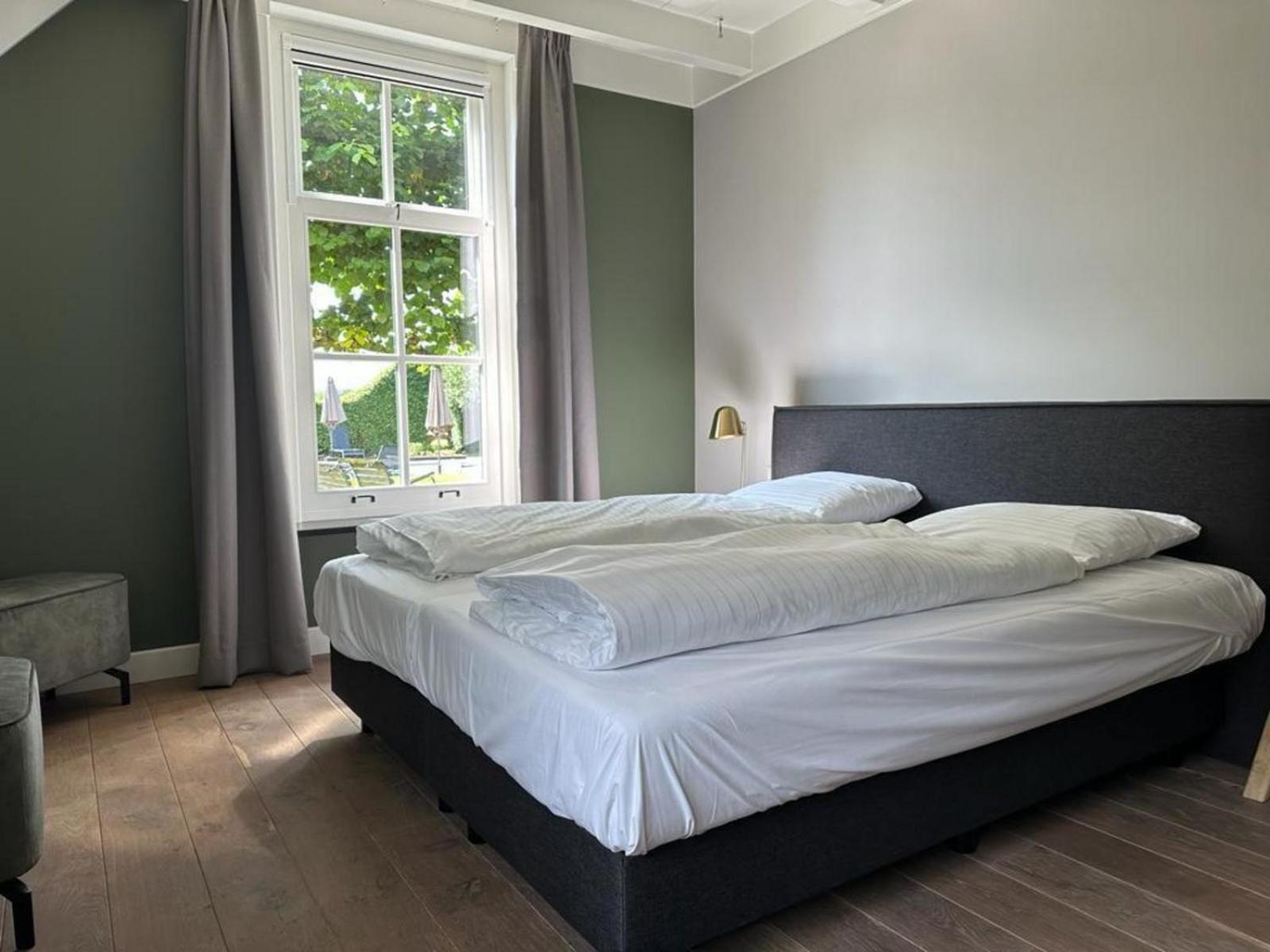 Eight-Bedroom House photo 3