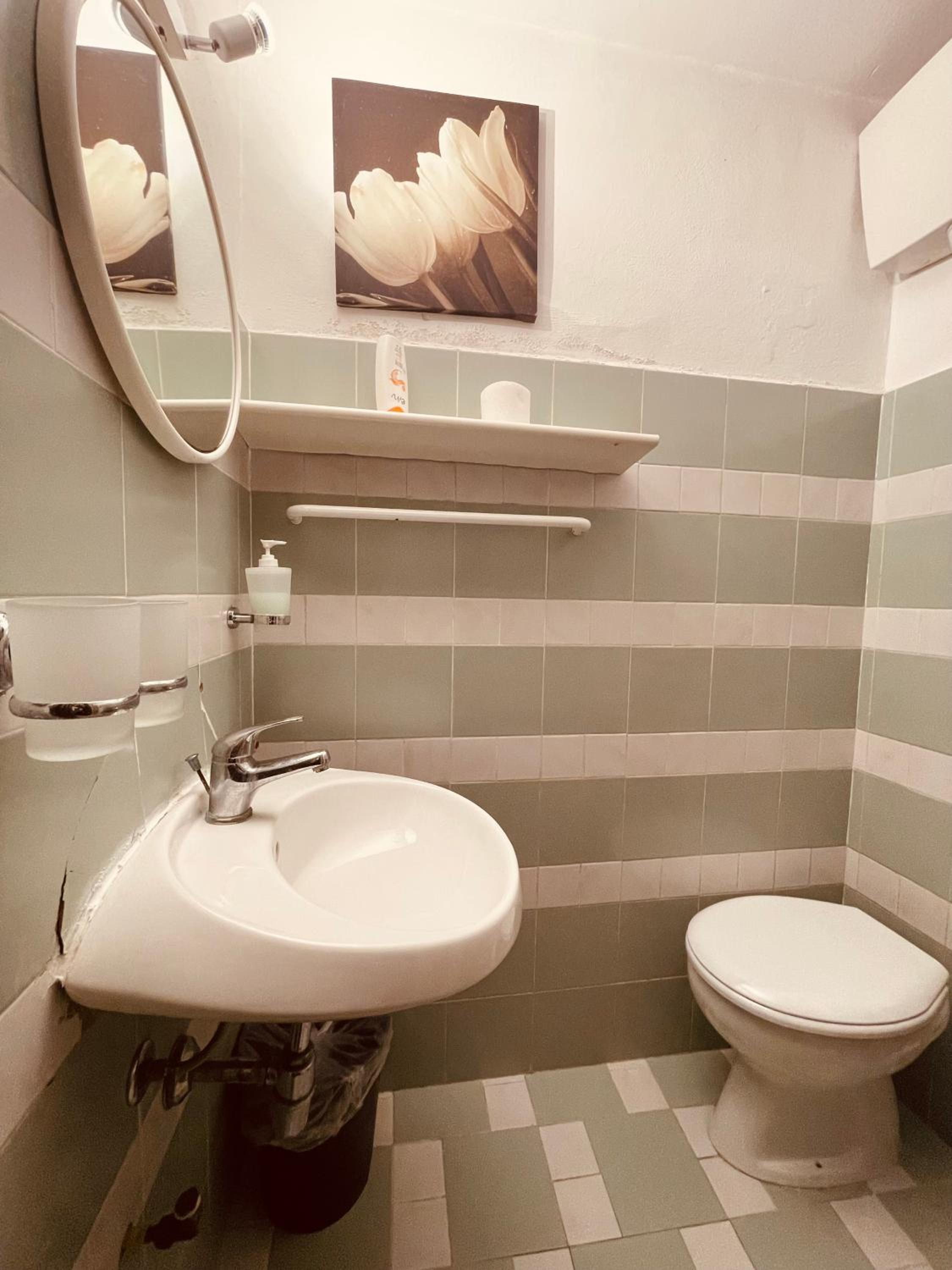 Two-Bedroom House - Photo 19