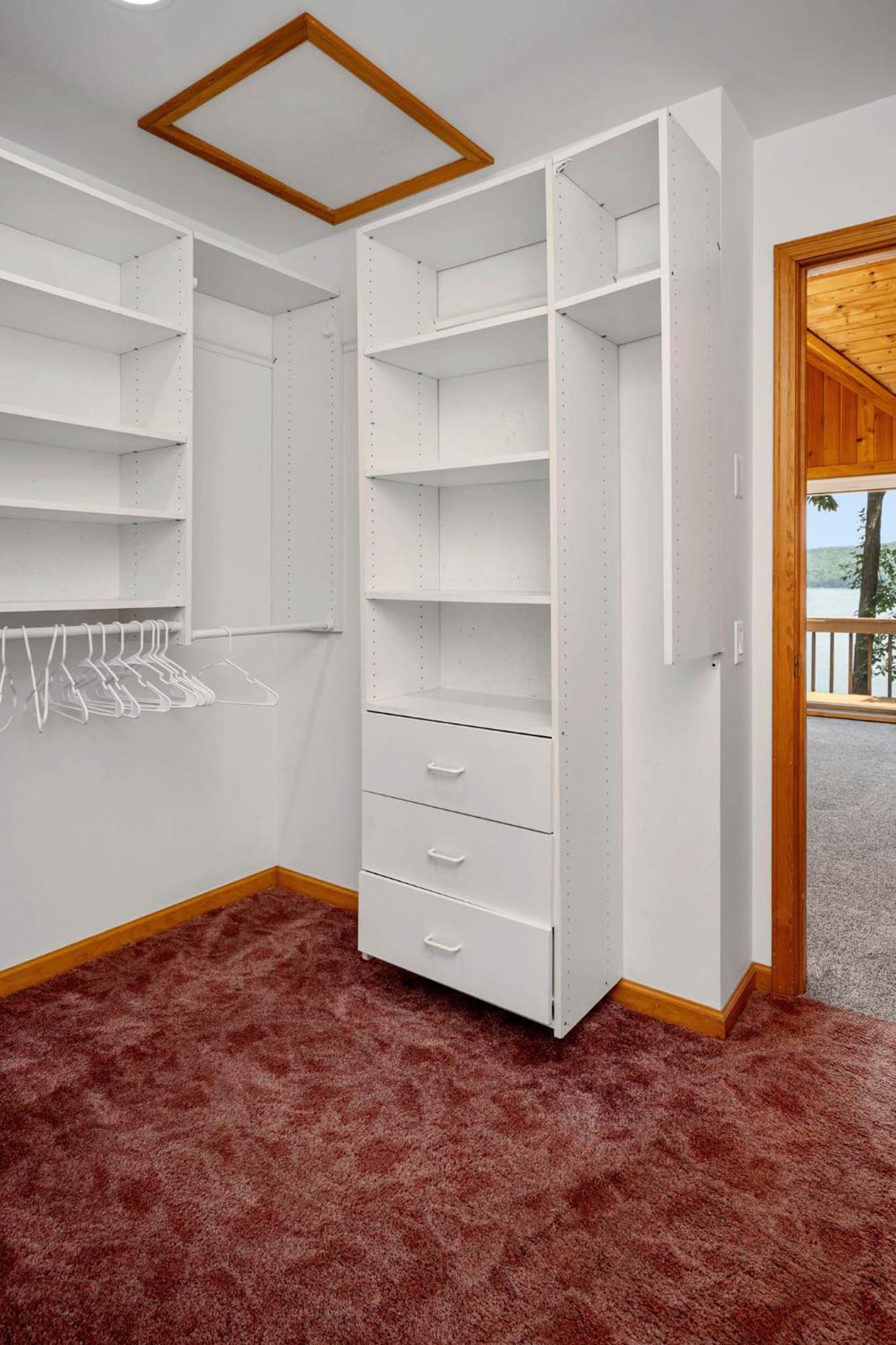 Six-Bedroom House photo 2