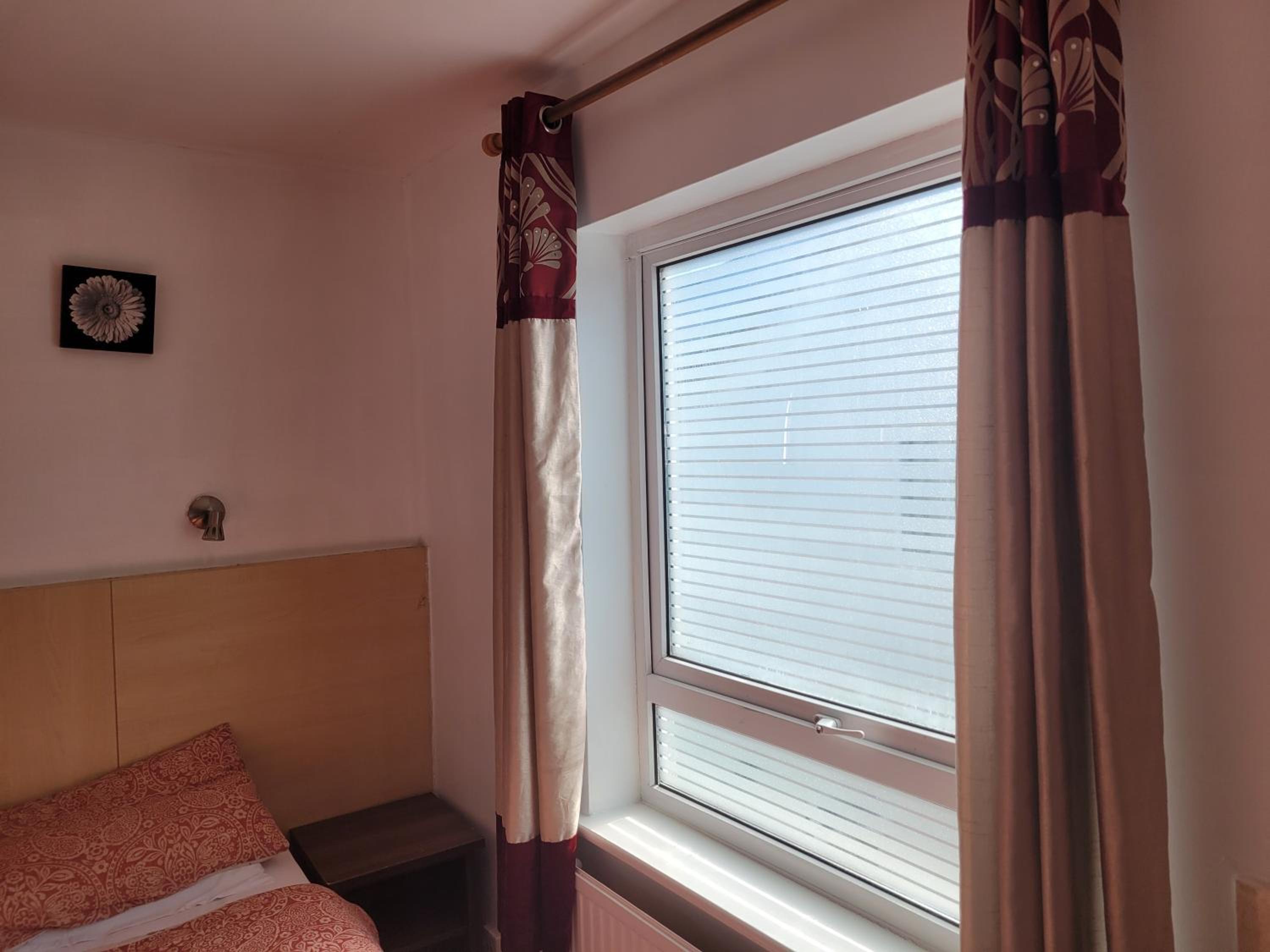 Standard Triple En-suite Room - Photo 21