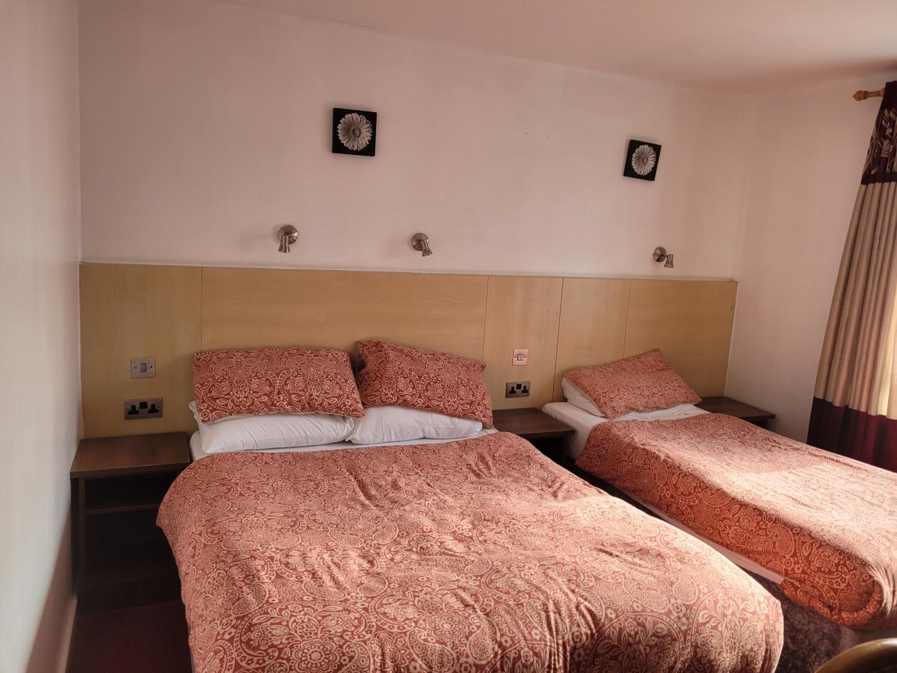 Standard Triple En-suite Room - Photo 19