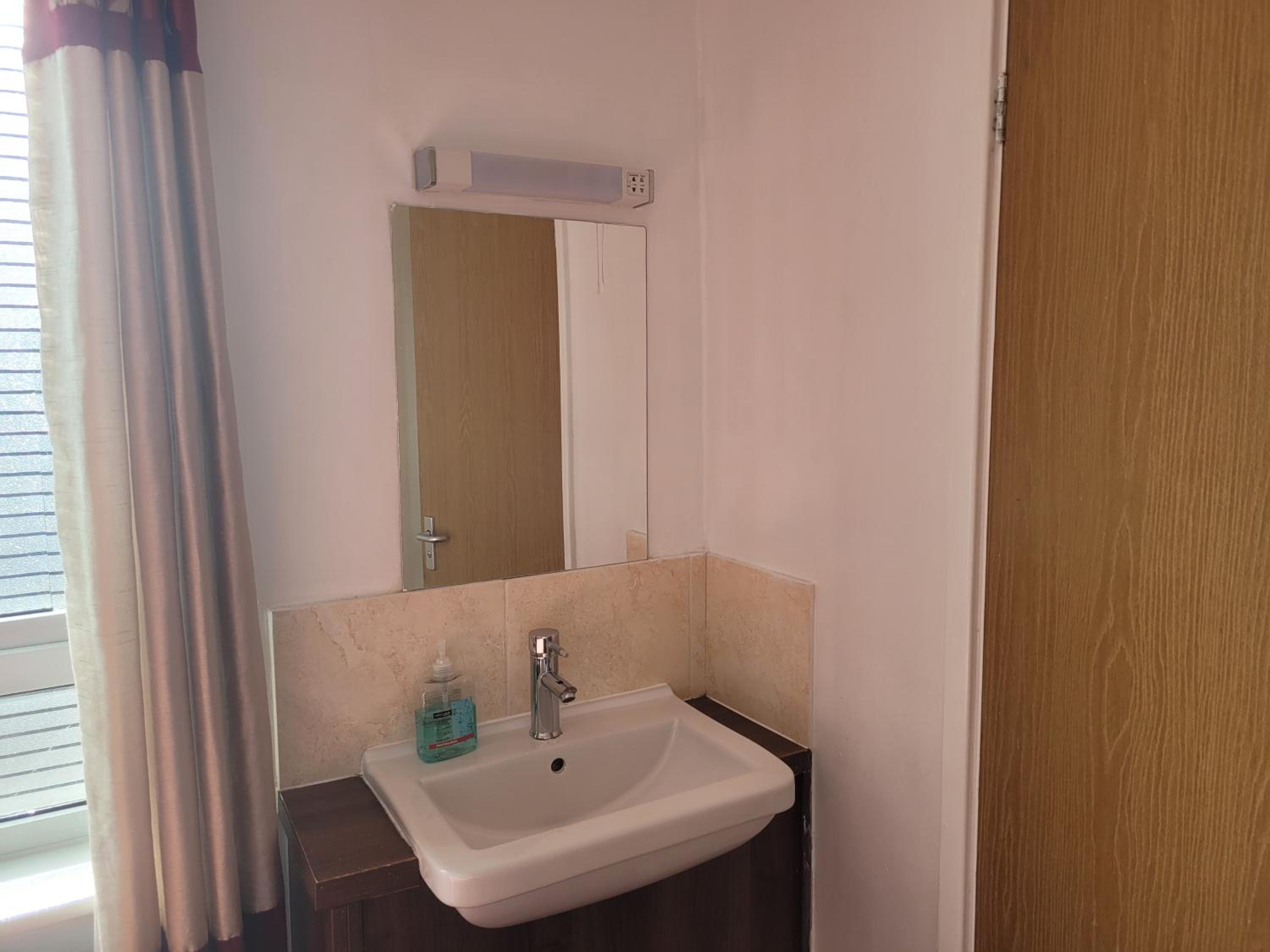Standard Triple En-suite Room - Photo 18