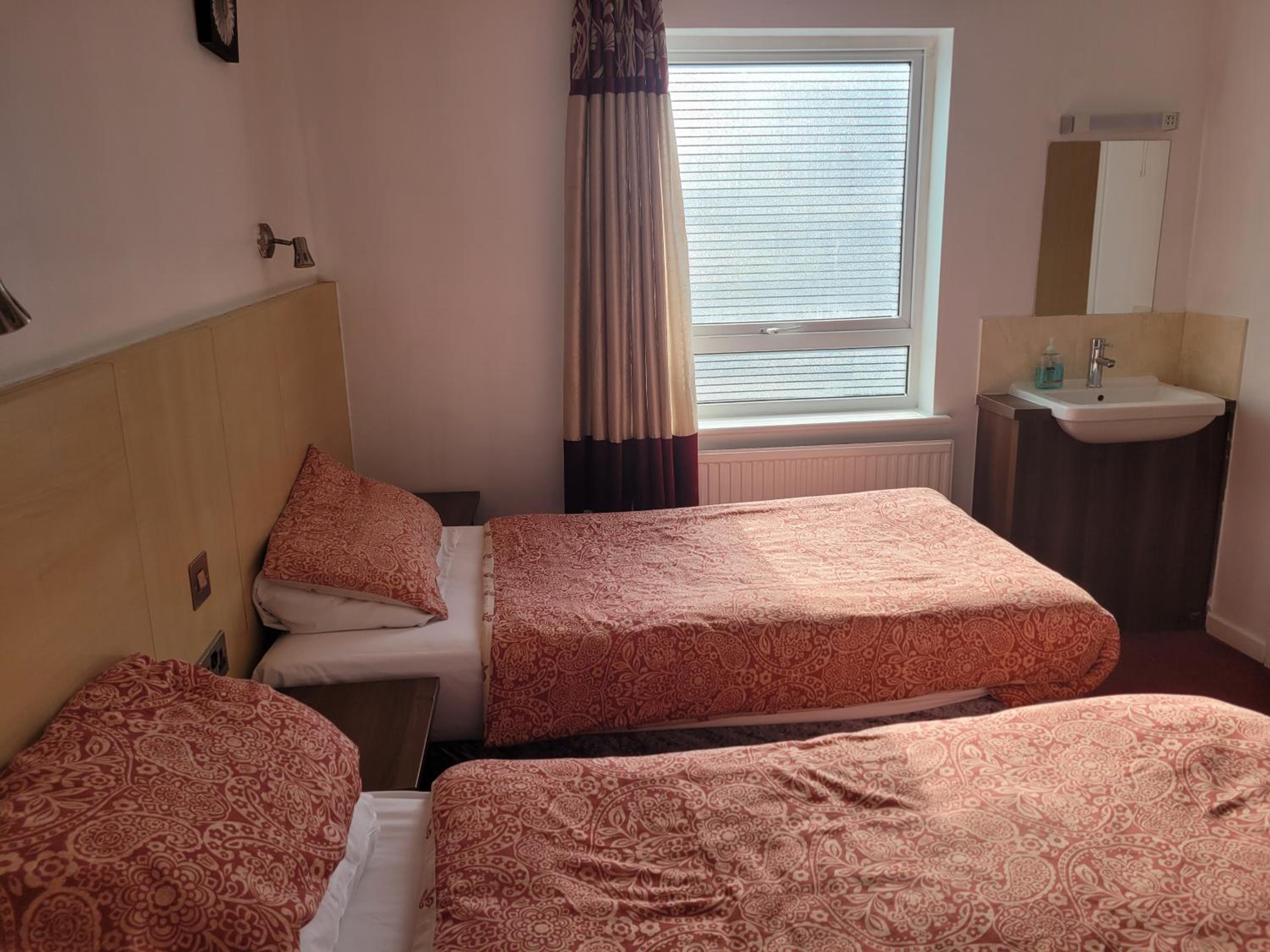 Standard Triple En-suite Room - Photo 16