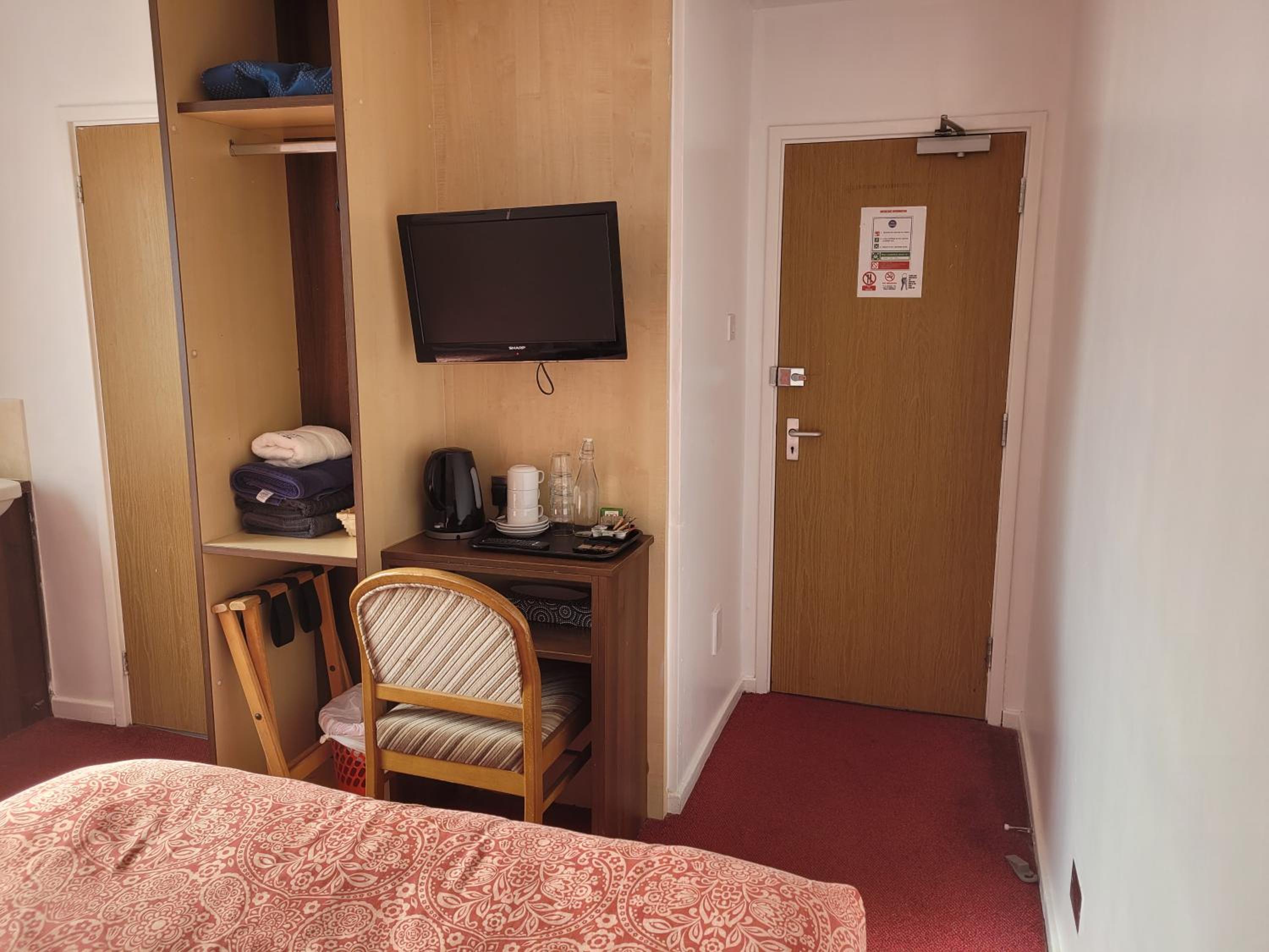 Standard Triple En-suite Room - Photo 15