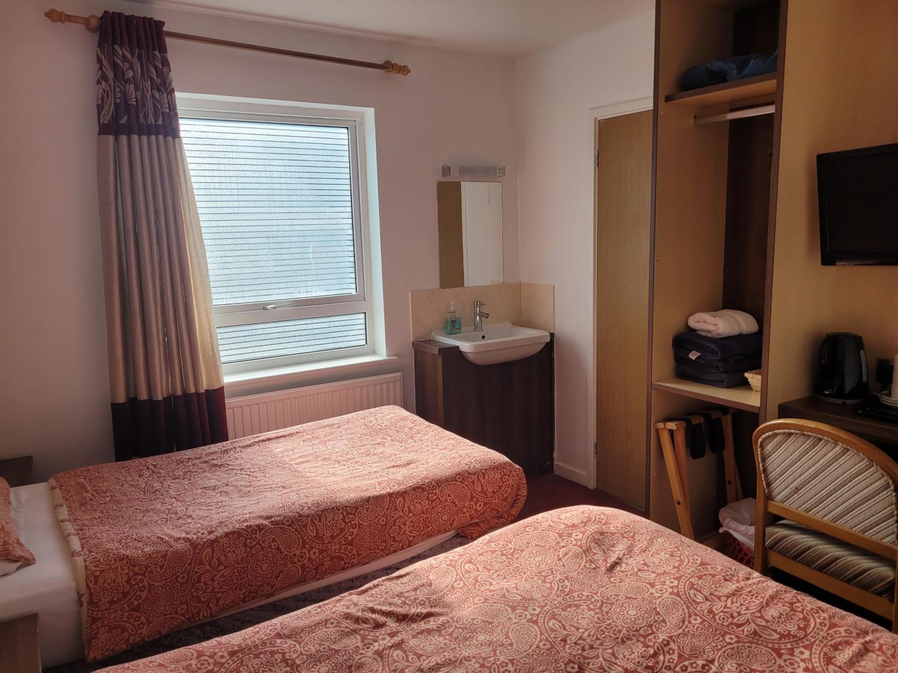 Standard Triple En-suite Room - Photo 14