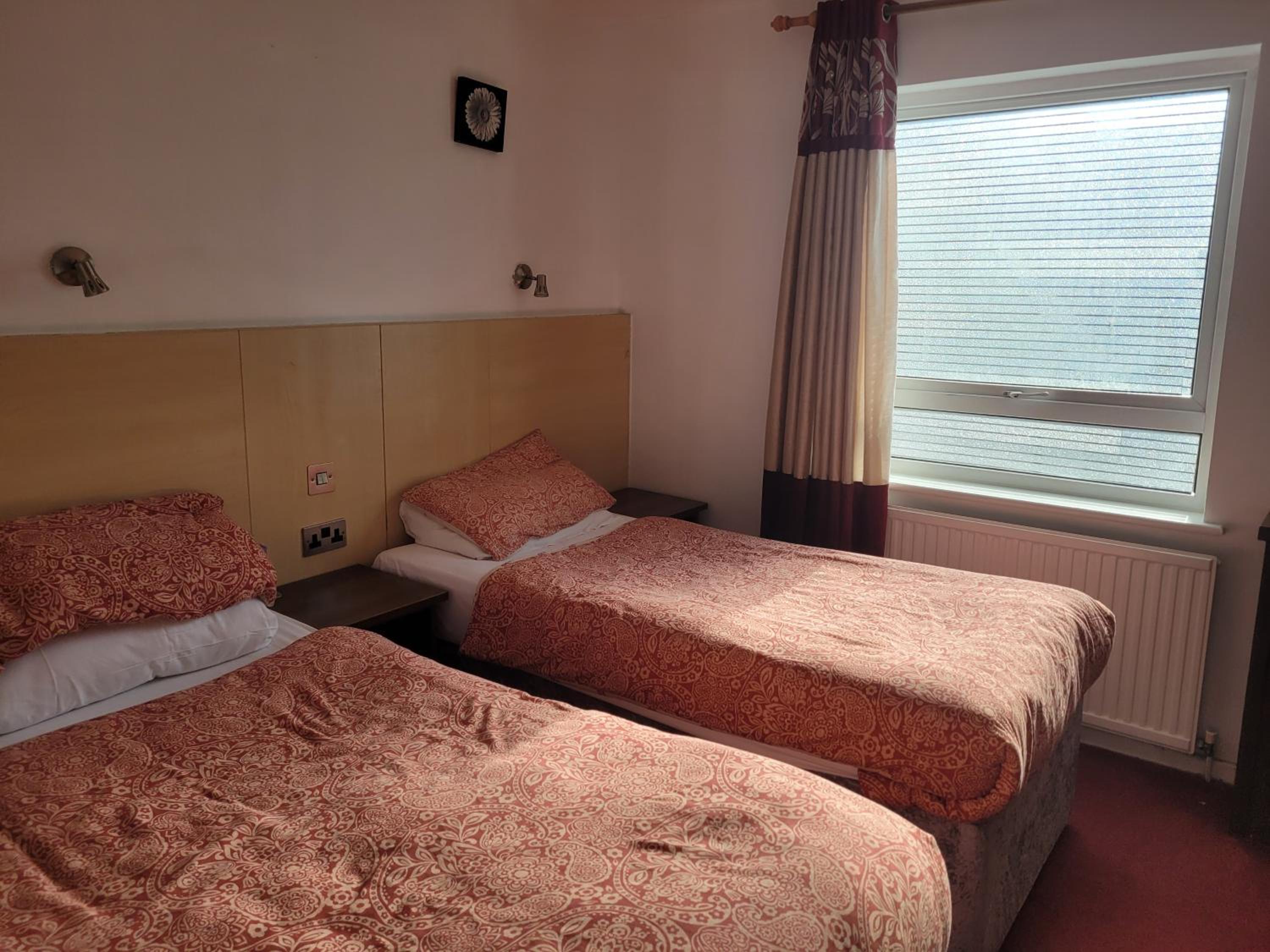 Standard Triple En-suite Room - Photo 13