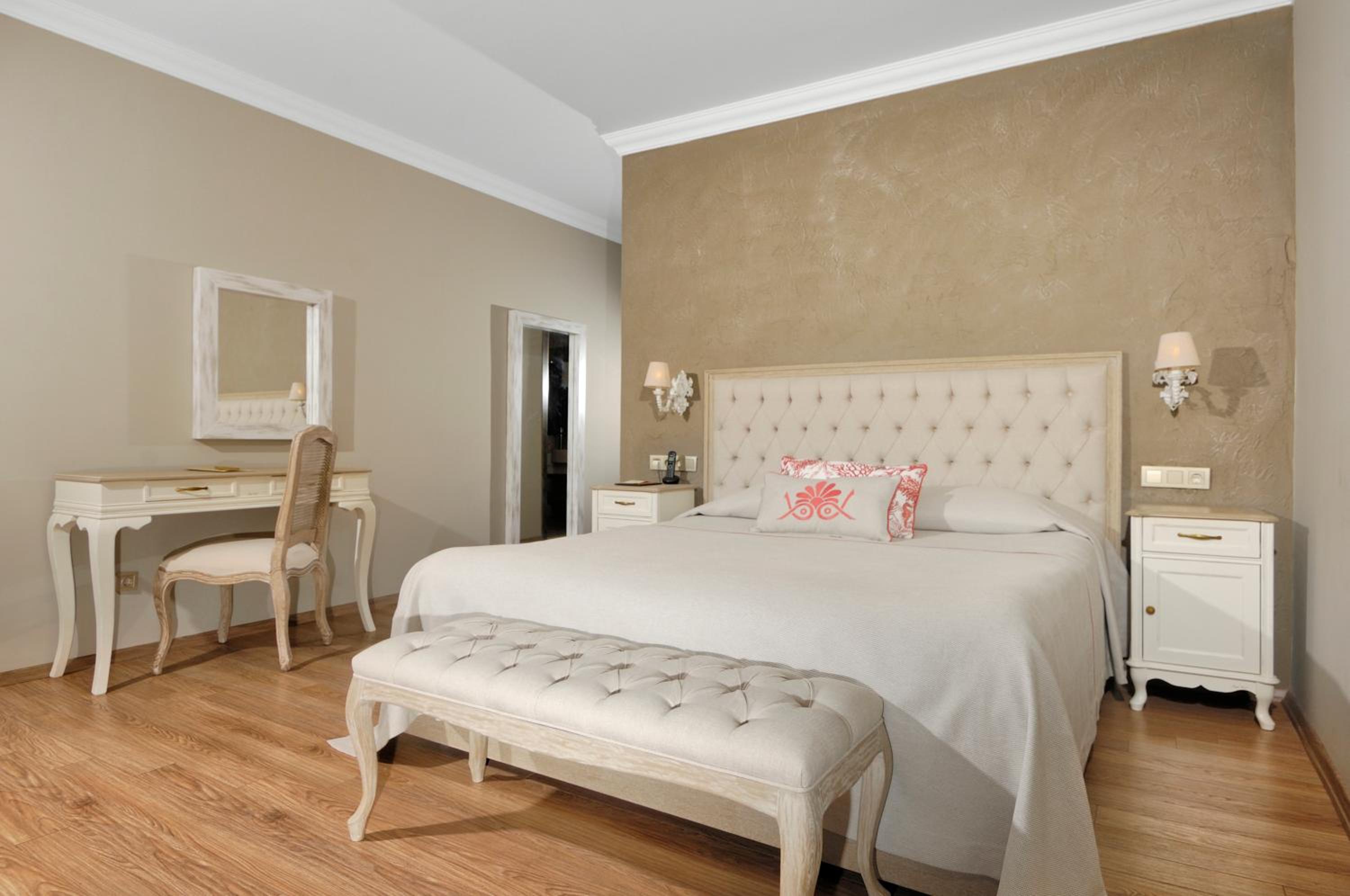 Superior King Room - Photo 2