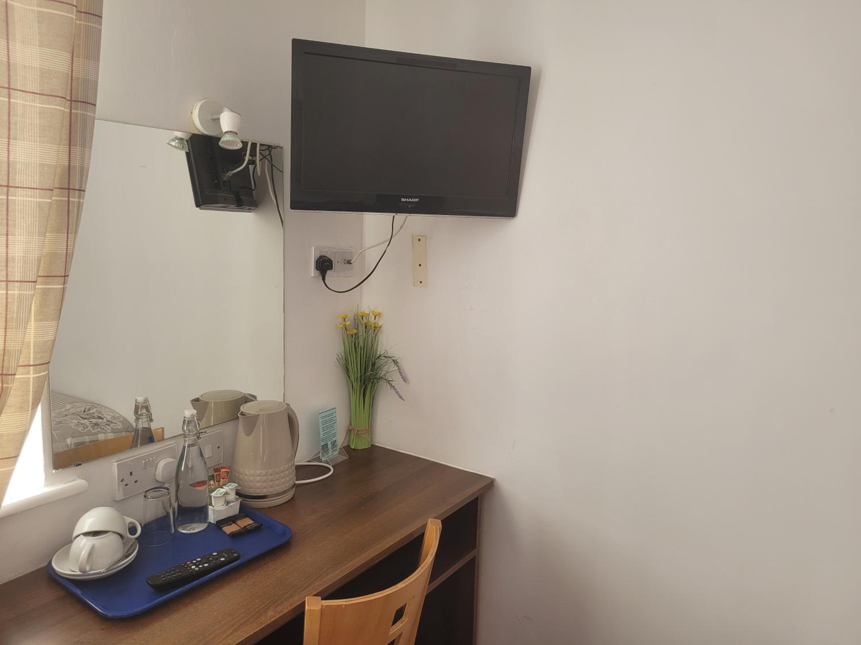 Superior Twin En-suite Room - Photo 9
