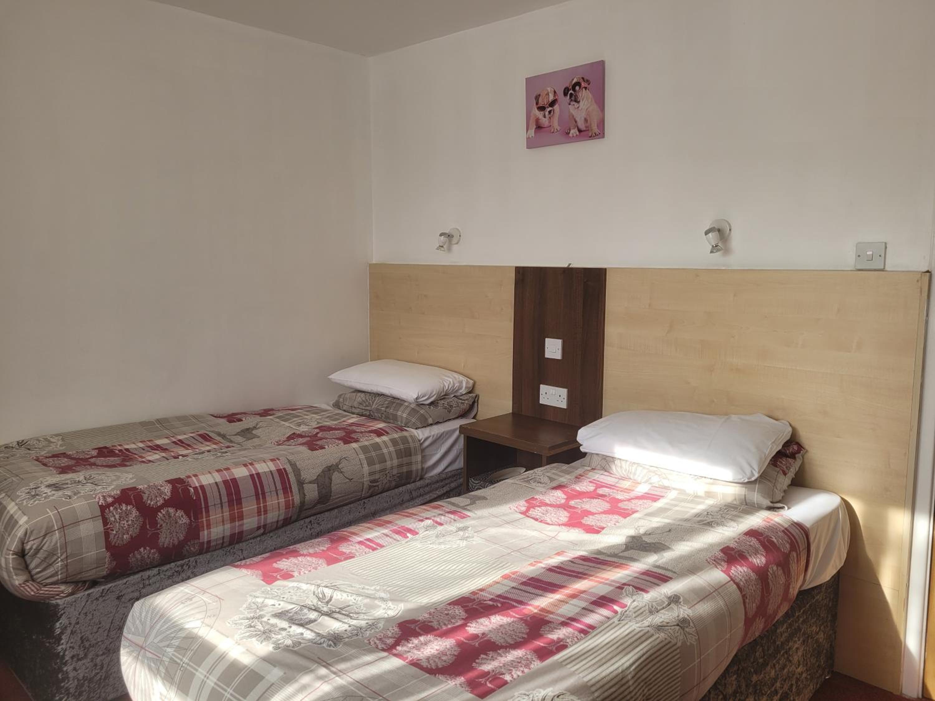Superior Twin En-suite Room - Photo 2