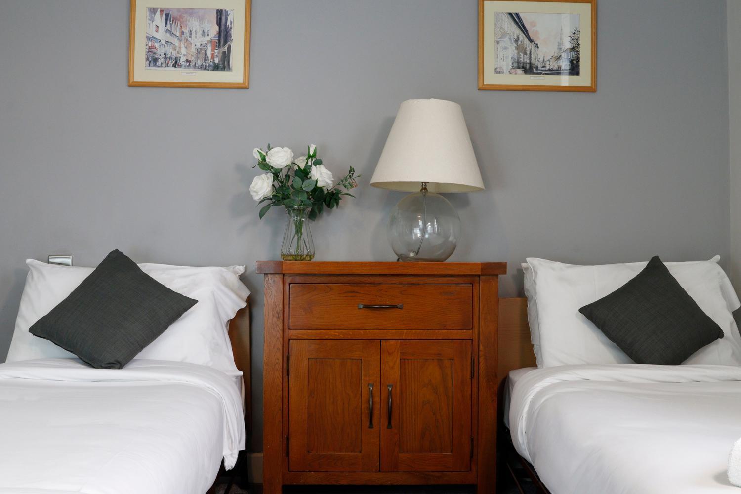 Lazy Twin (Private bathroom - Upstairs) - Photo 3