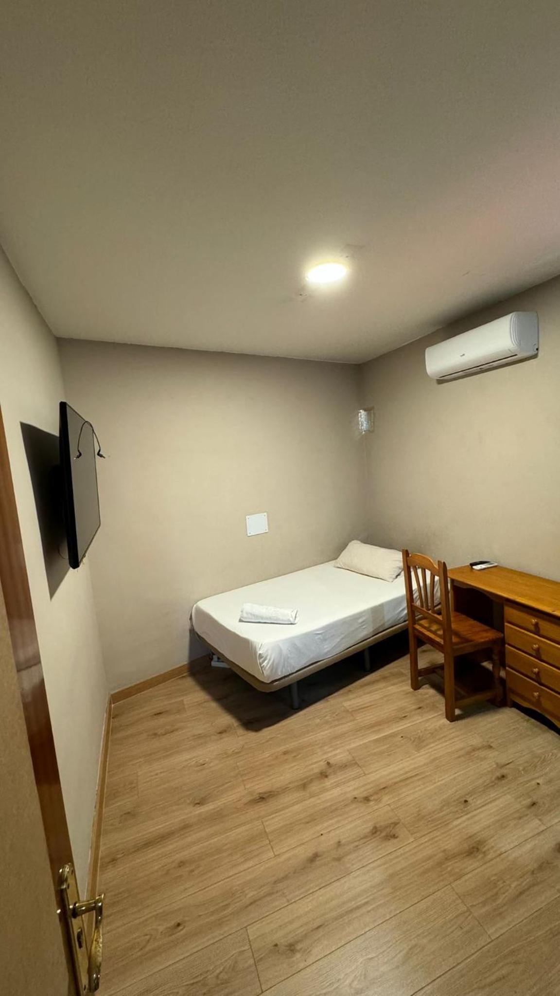 Habitación individual con baño compartido