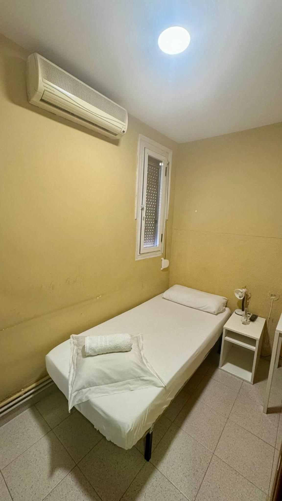 Single Room with Shared Bathroom photo 2