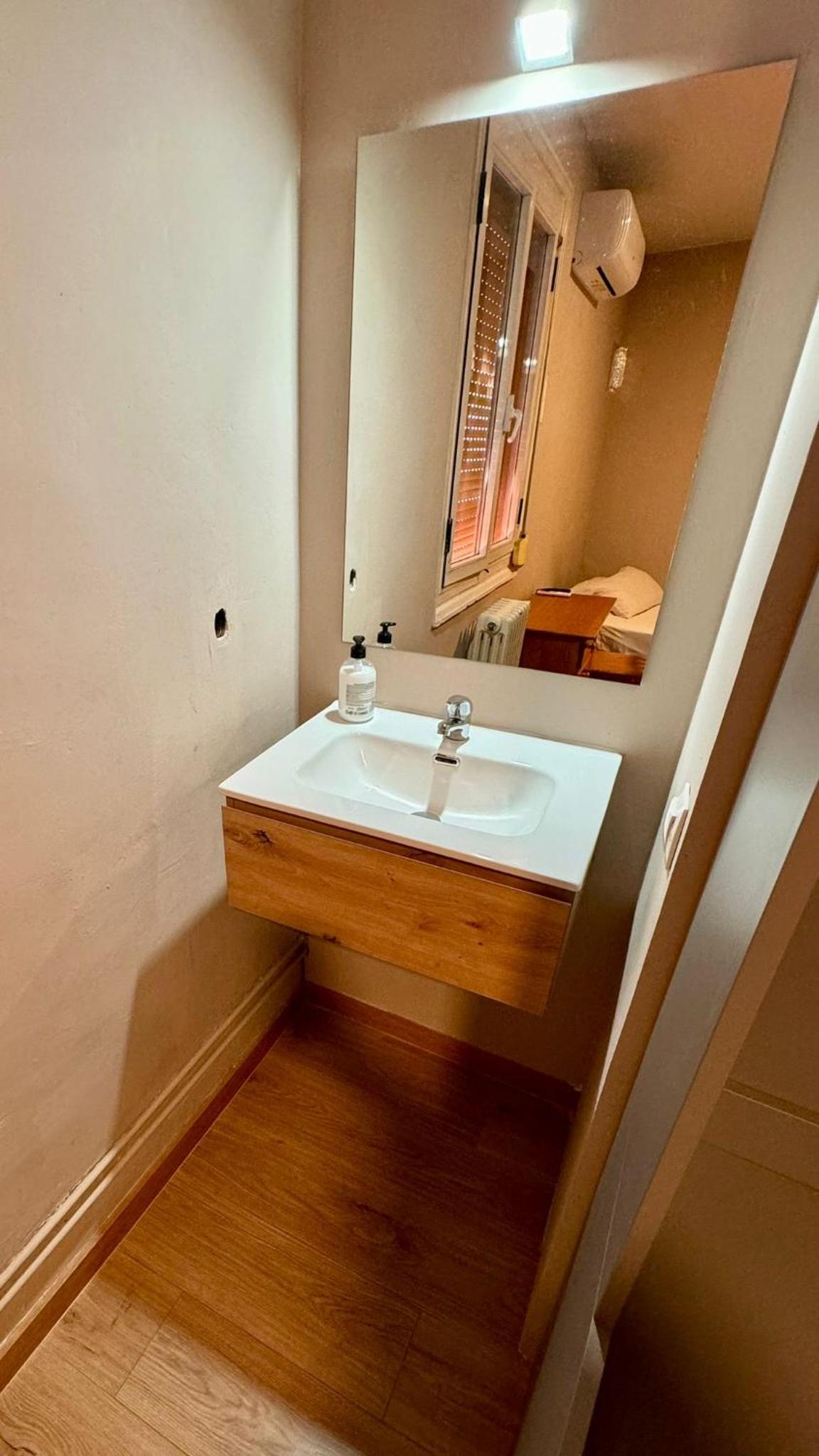 Single Room with Shared Bathroom photo 3