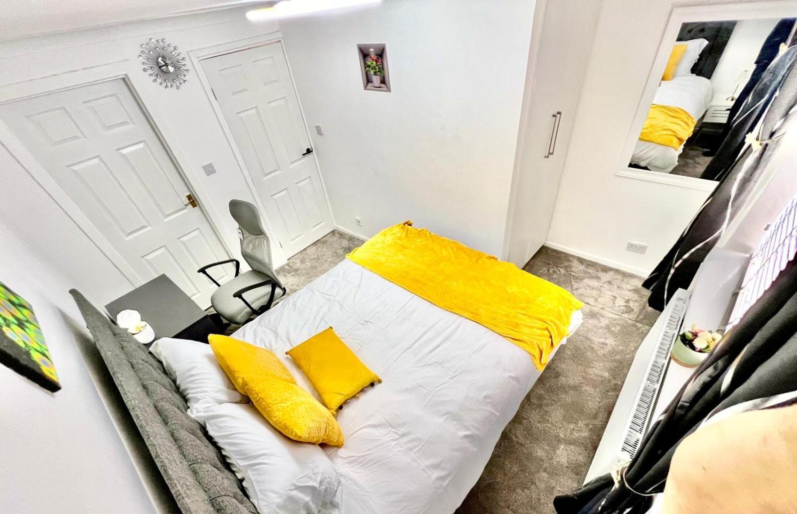 Three-Bedroom Apartment photo 1
