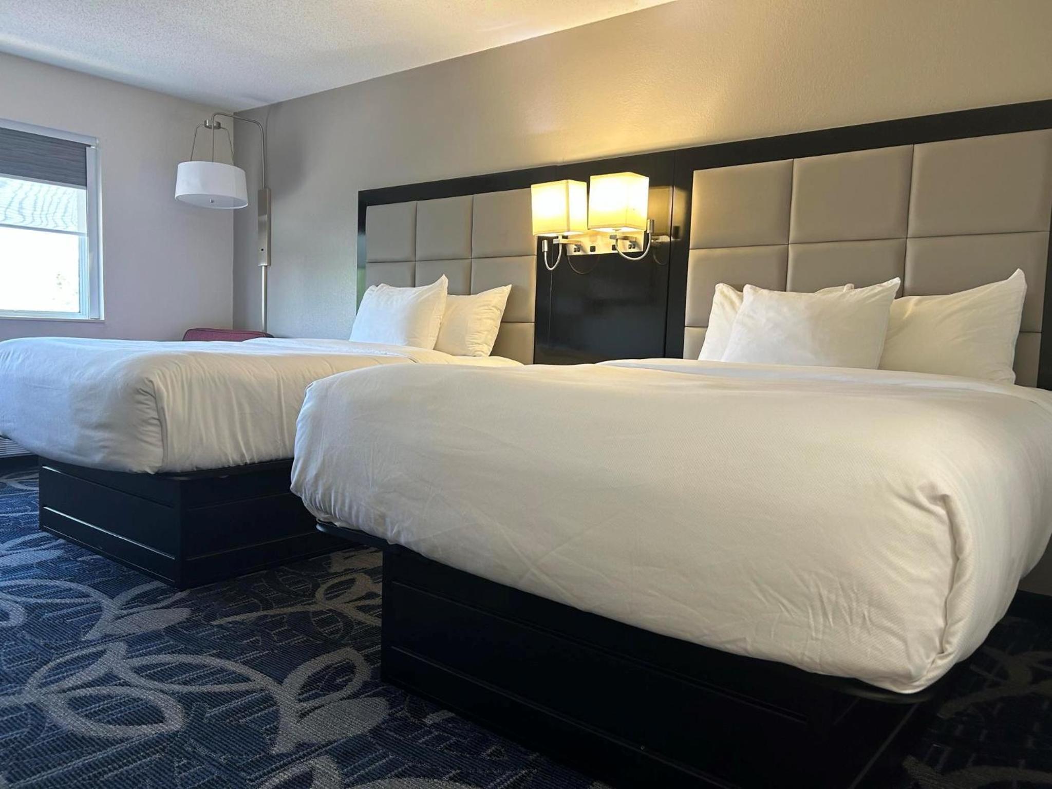 Standard Queen Room with Two Queen Beds - Non Smoking  - Photo 6