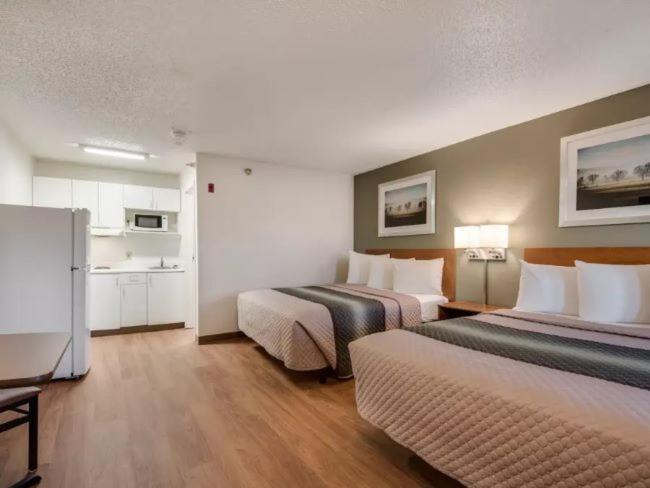 Studio Room with Two Queen Beds Non-Smoking - Photo 7