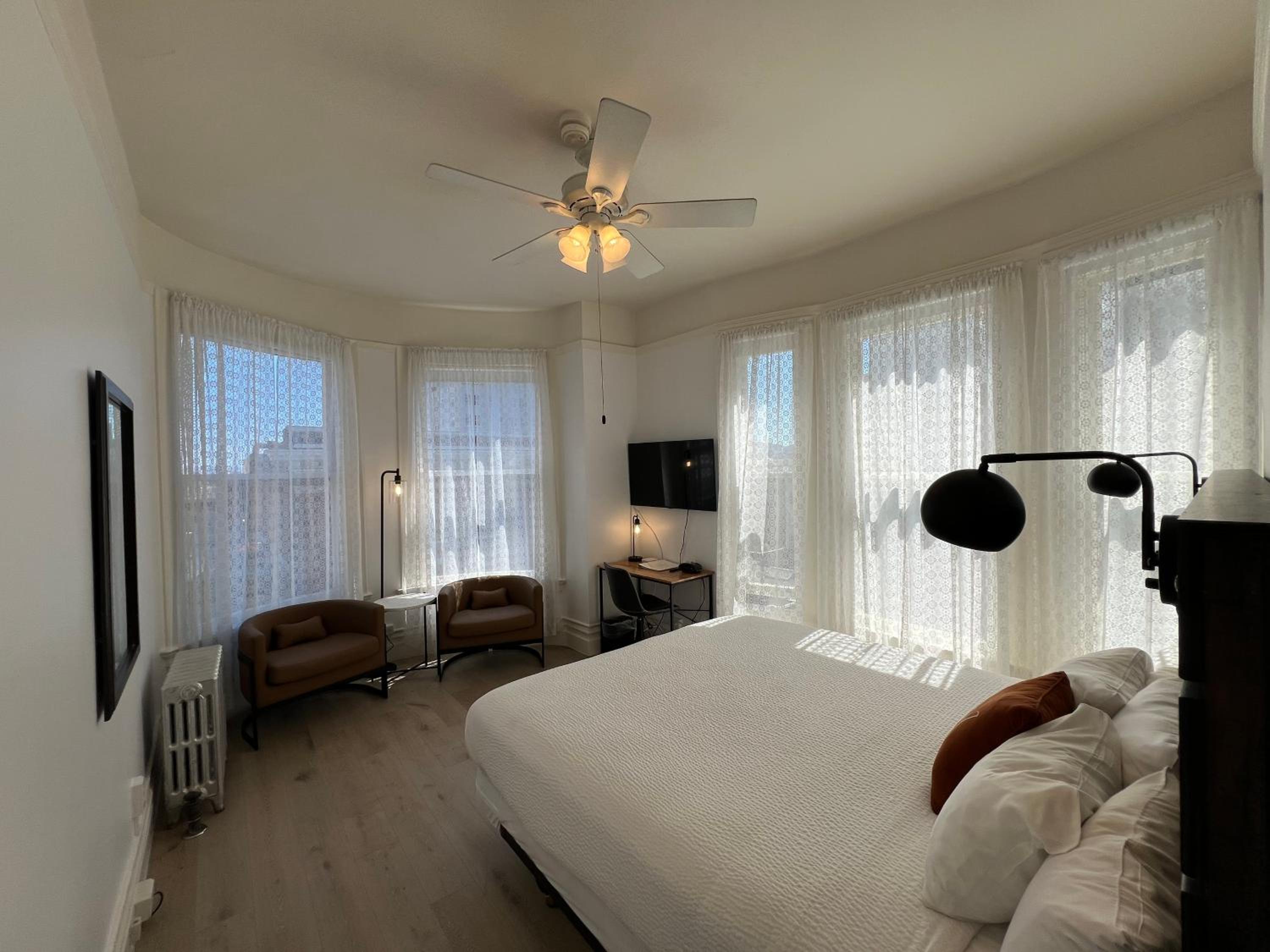 King Room with Bay Windows photo 1