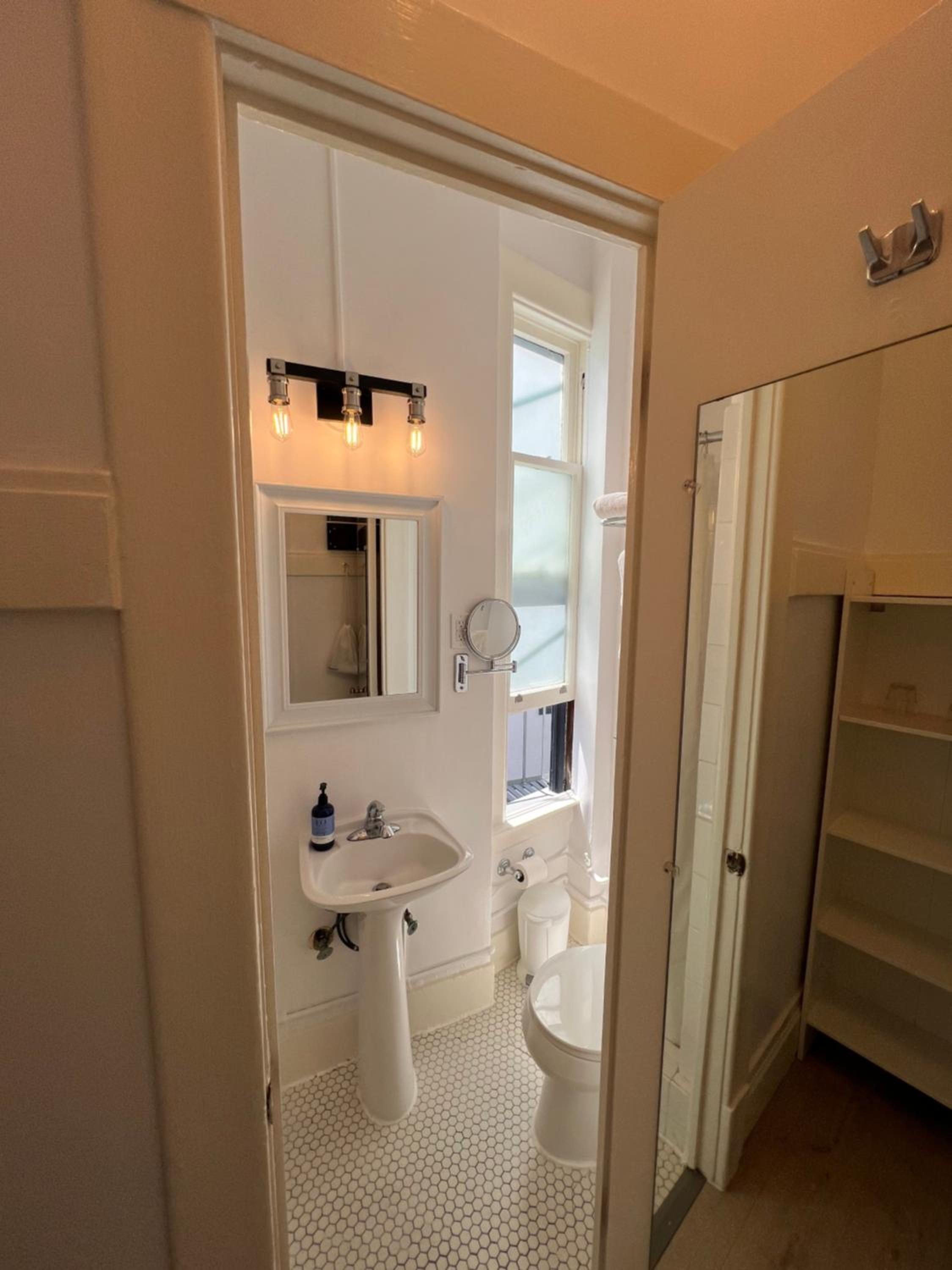 King Room with Bay Windows photo 3