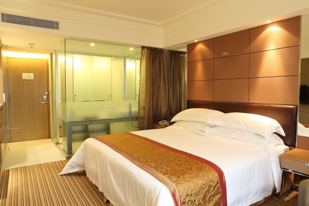 Deluxe Room, 1 King Bed photo 1