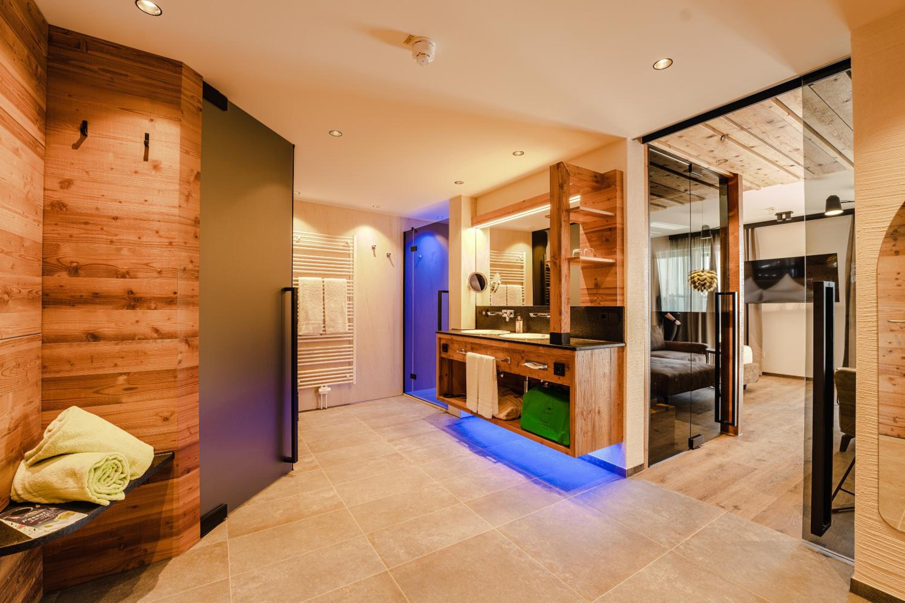 Suite with Hot Tub photo 2