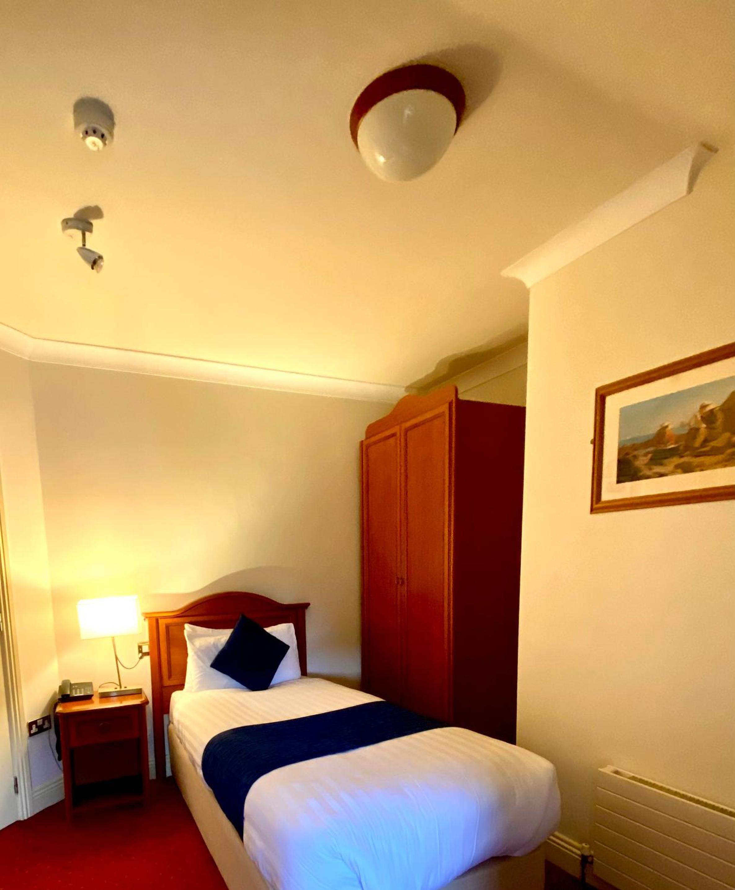 Single Room with Private Bathroom photo 1