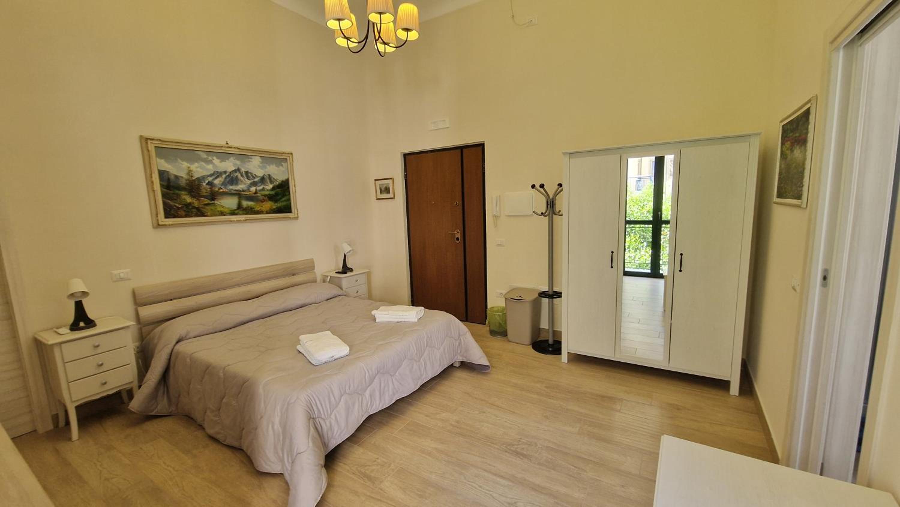 Double Room with Balcony - Photo 5