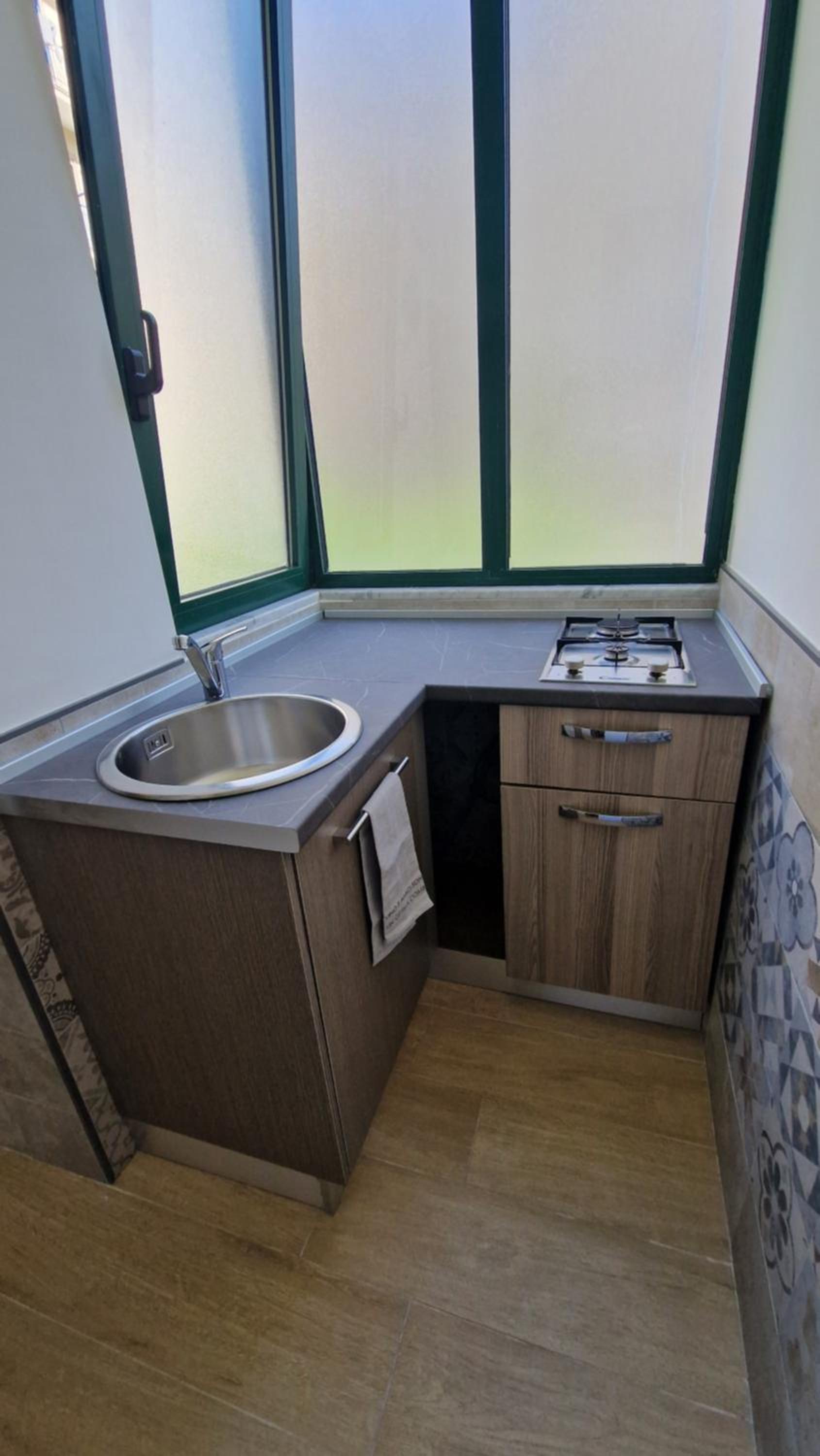 Double Room with Balcony - Photo 10