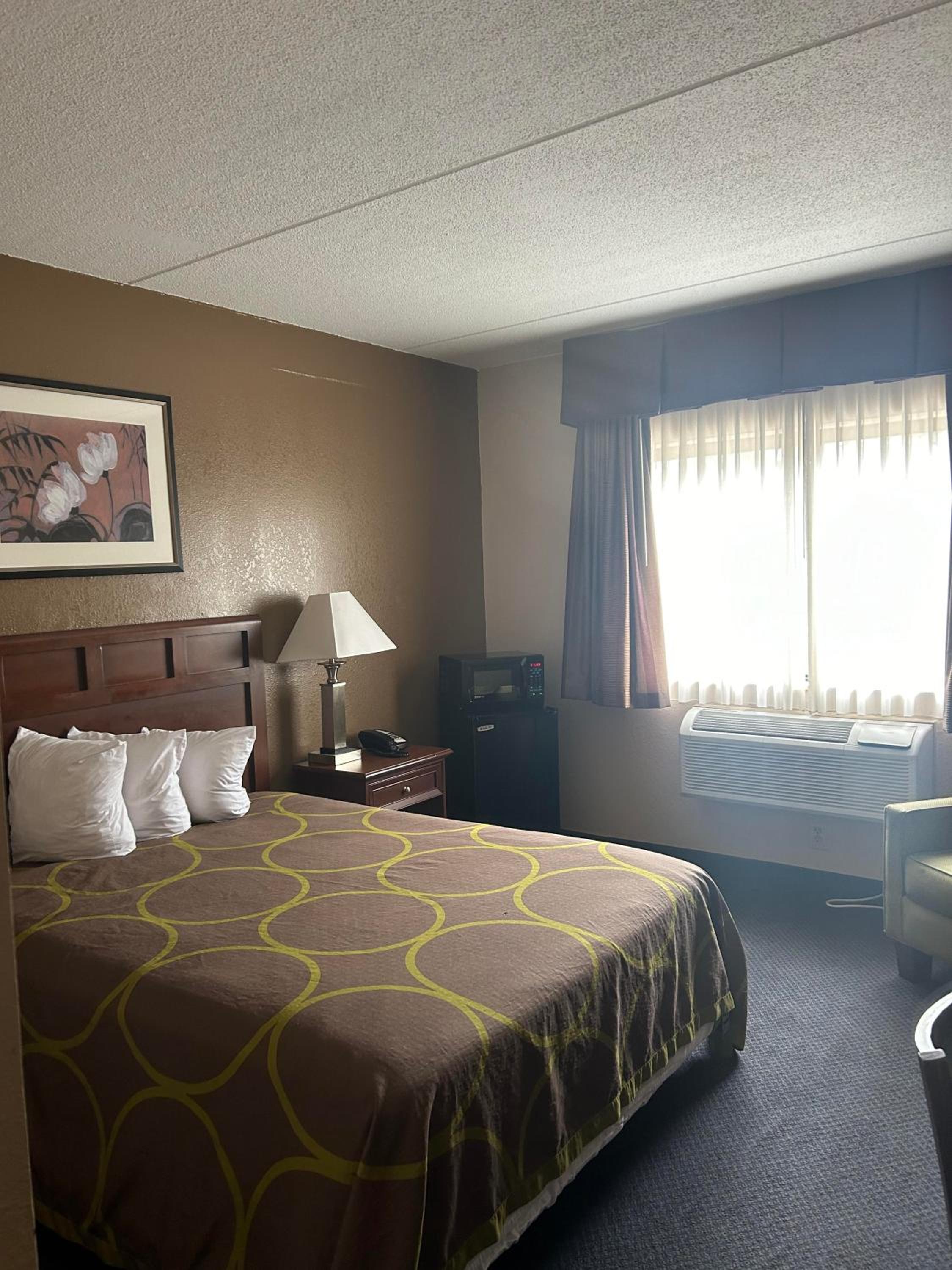 Queen Room - Mobility Access/Non-Smoking photo 2