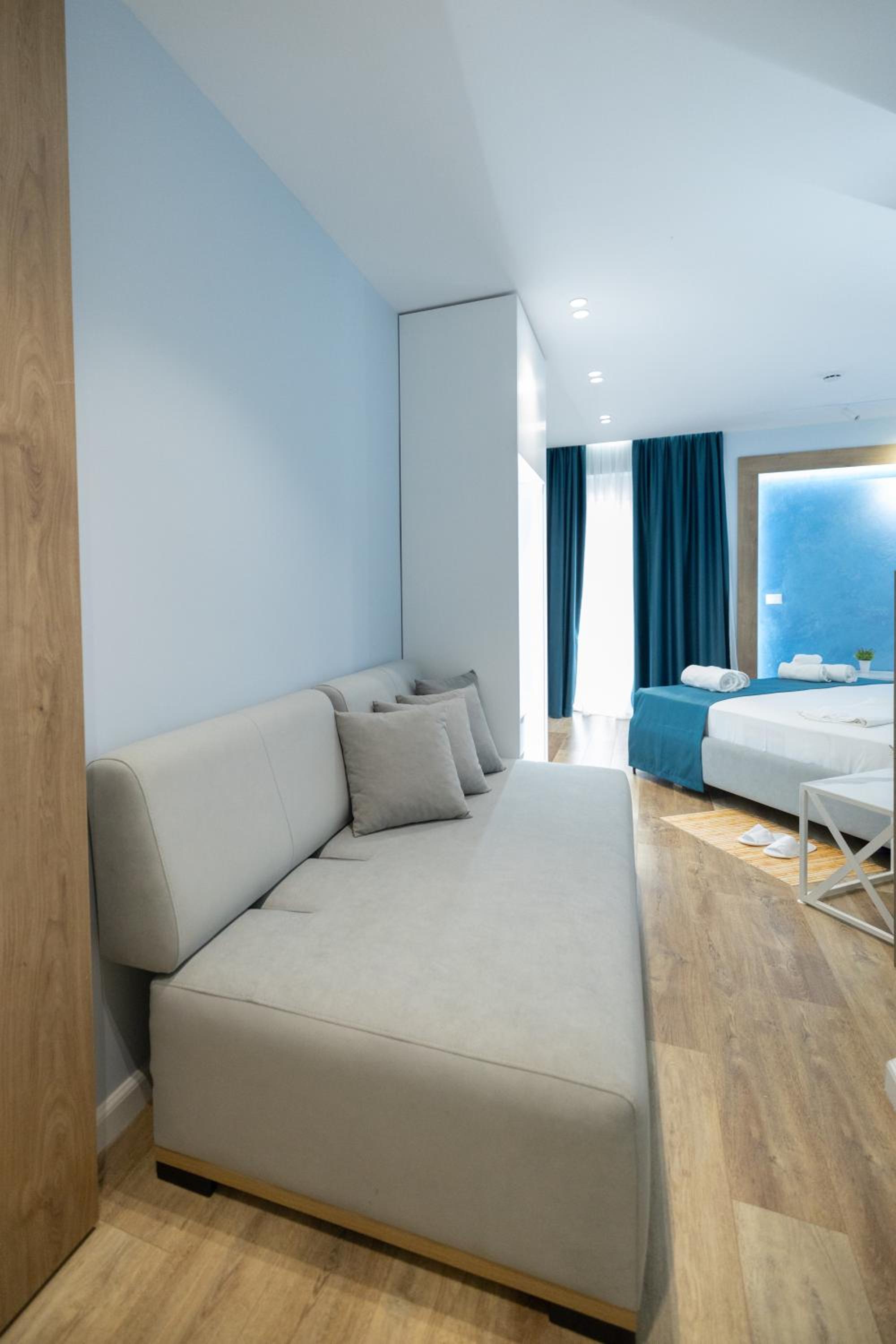 Deluxe Double Room With Side Sea View