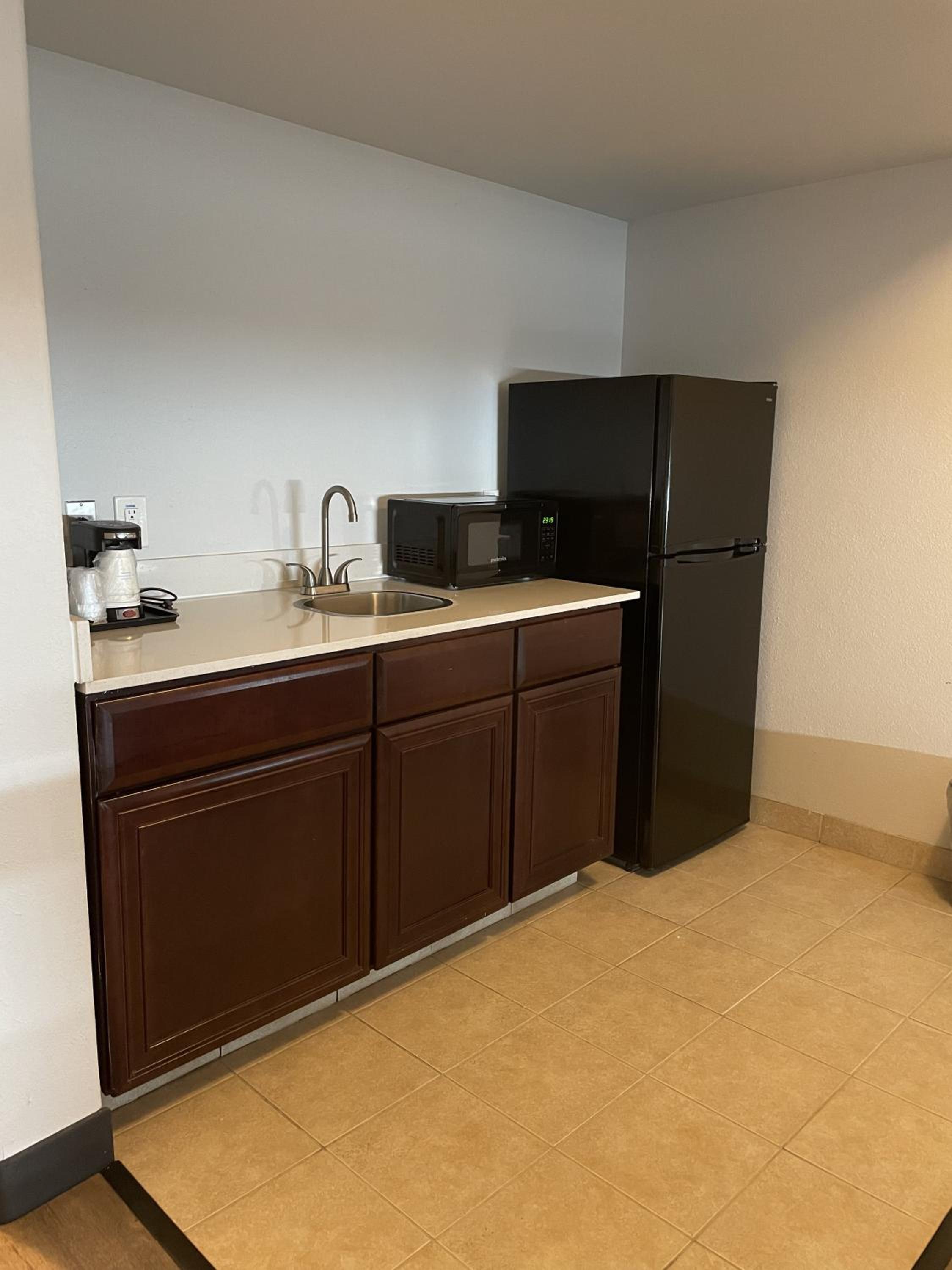 Accessible Apartment with Kitchen and Combined Dining and Living Room - Non-Smoking - Photo 2