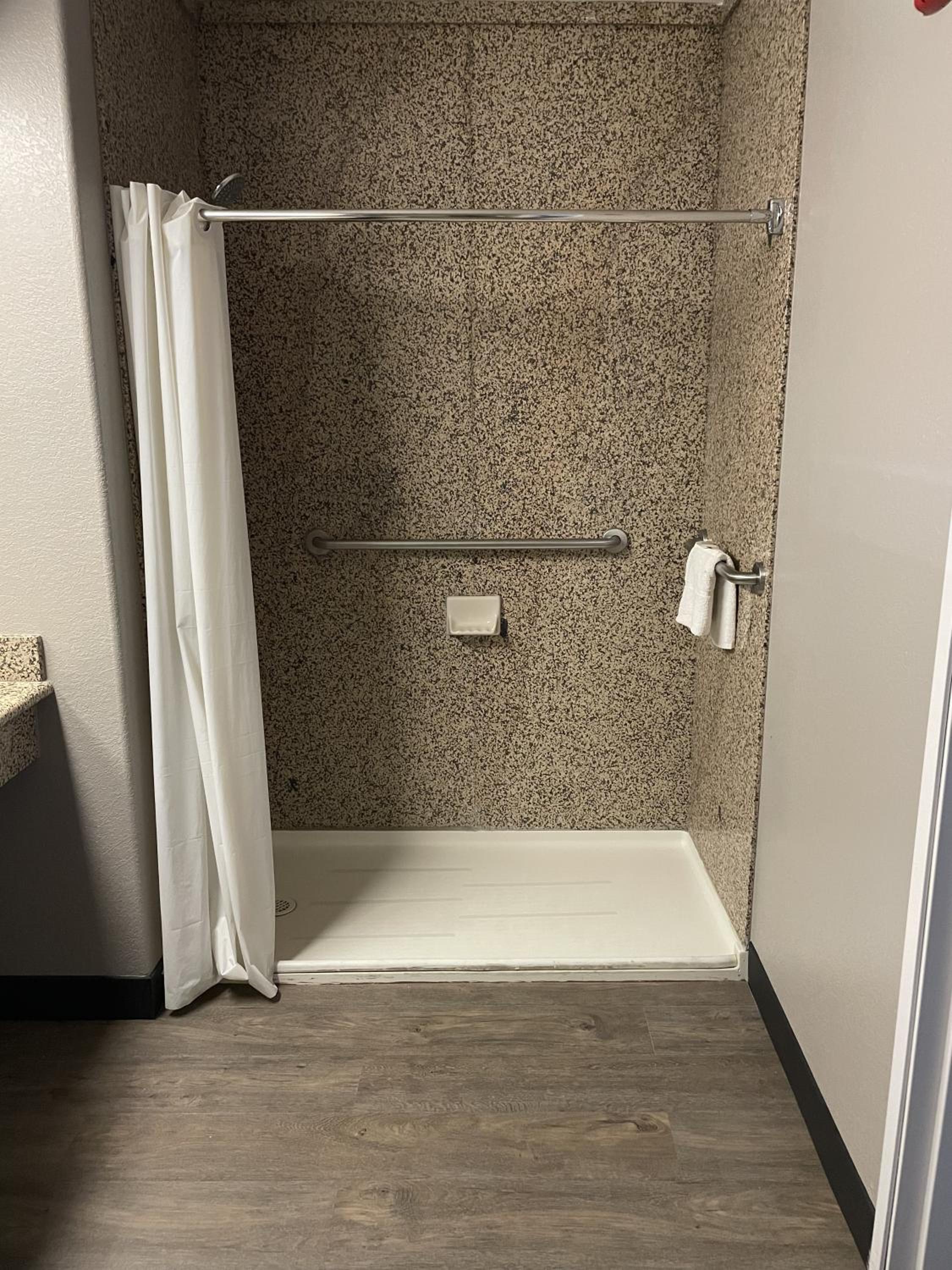 Double Room with Two Double Beds and Kitchen - Mobility Accessible/Non-Smoking - Photo 4