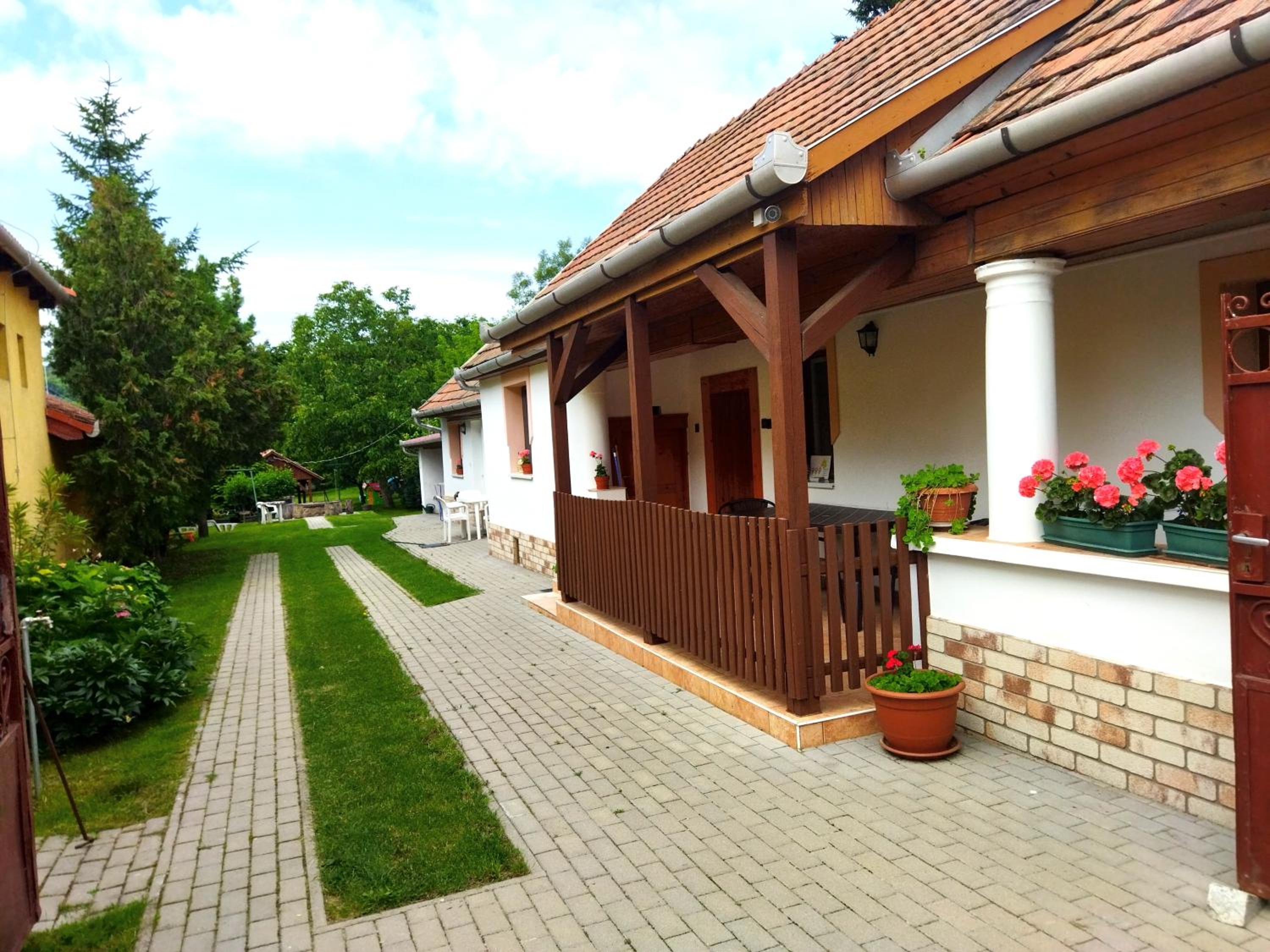 Apartment (5 Adults) - Alkotmány utca photo 3