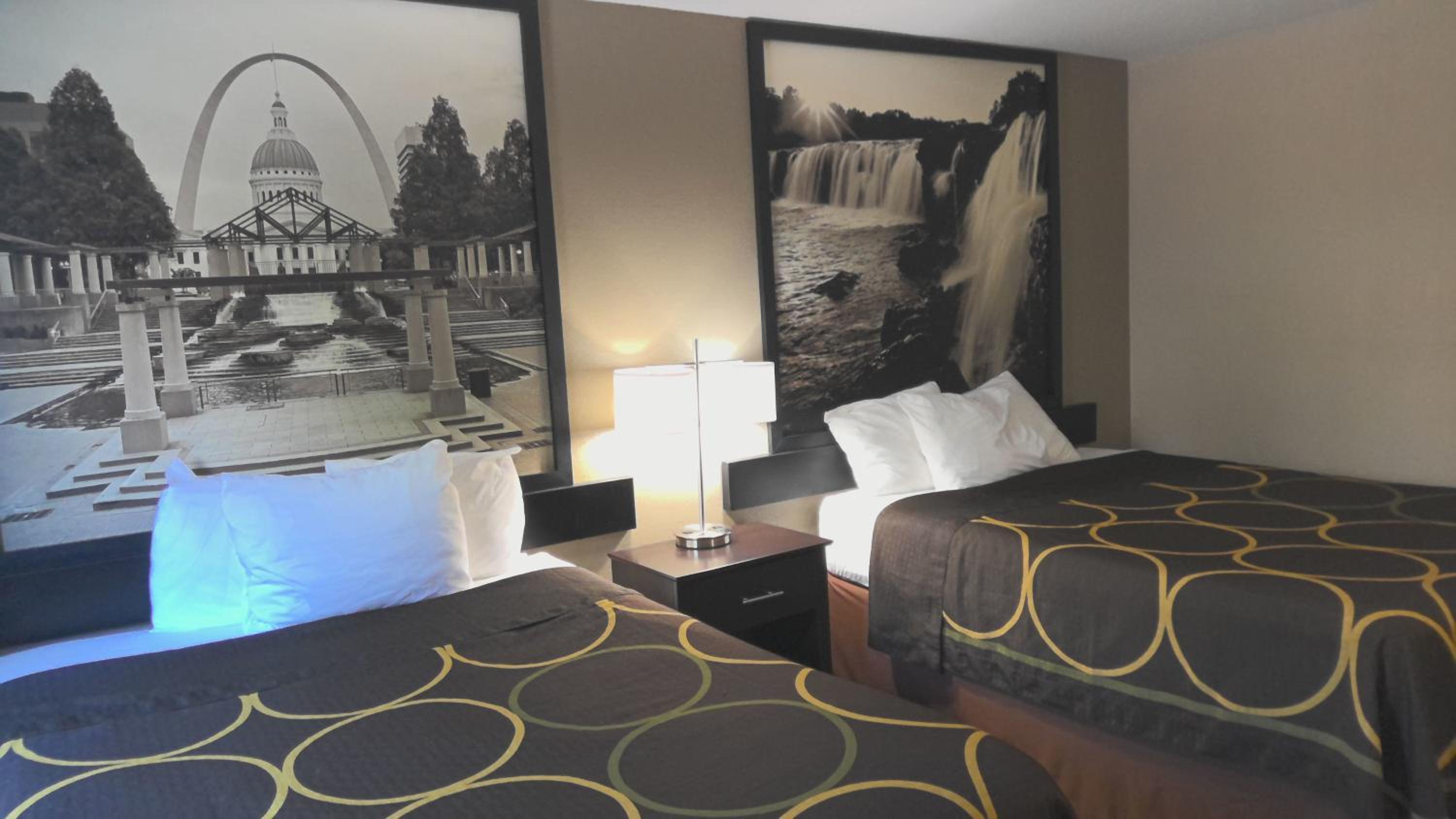 Queen Room with Two Queen Beds - Non-Smoking - Photo 4