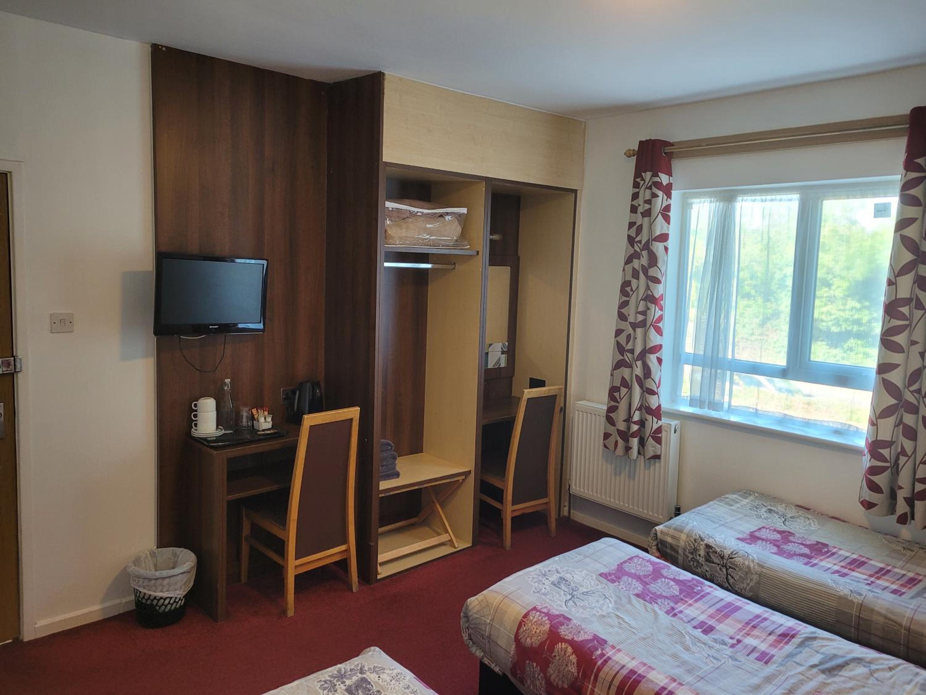 Superior Triple En-suite Room - Photo 12