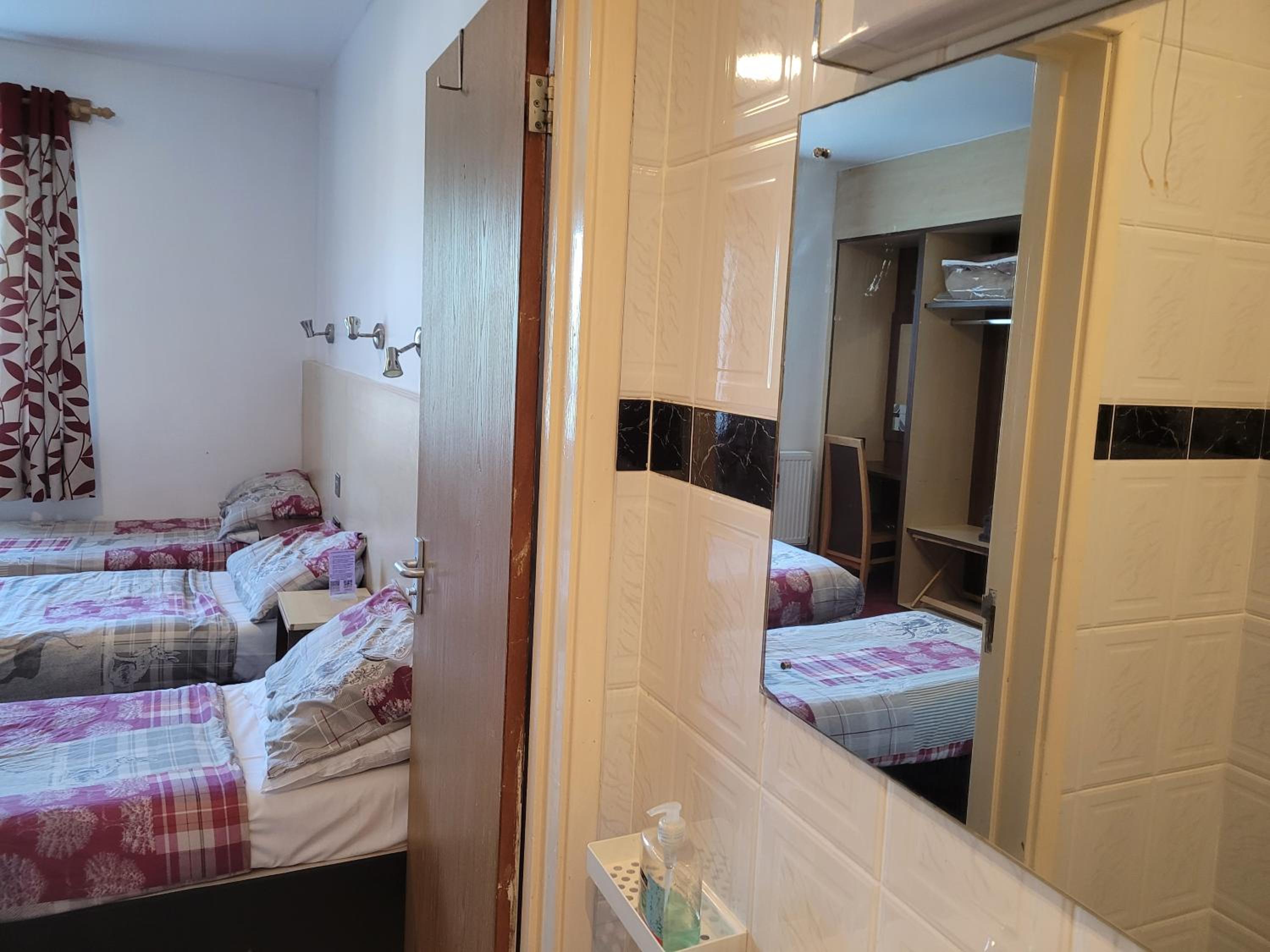 Superior Triple En-suite Room - Photo 10
